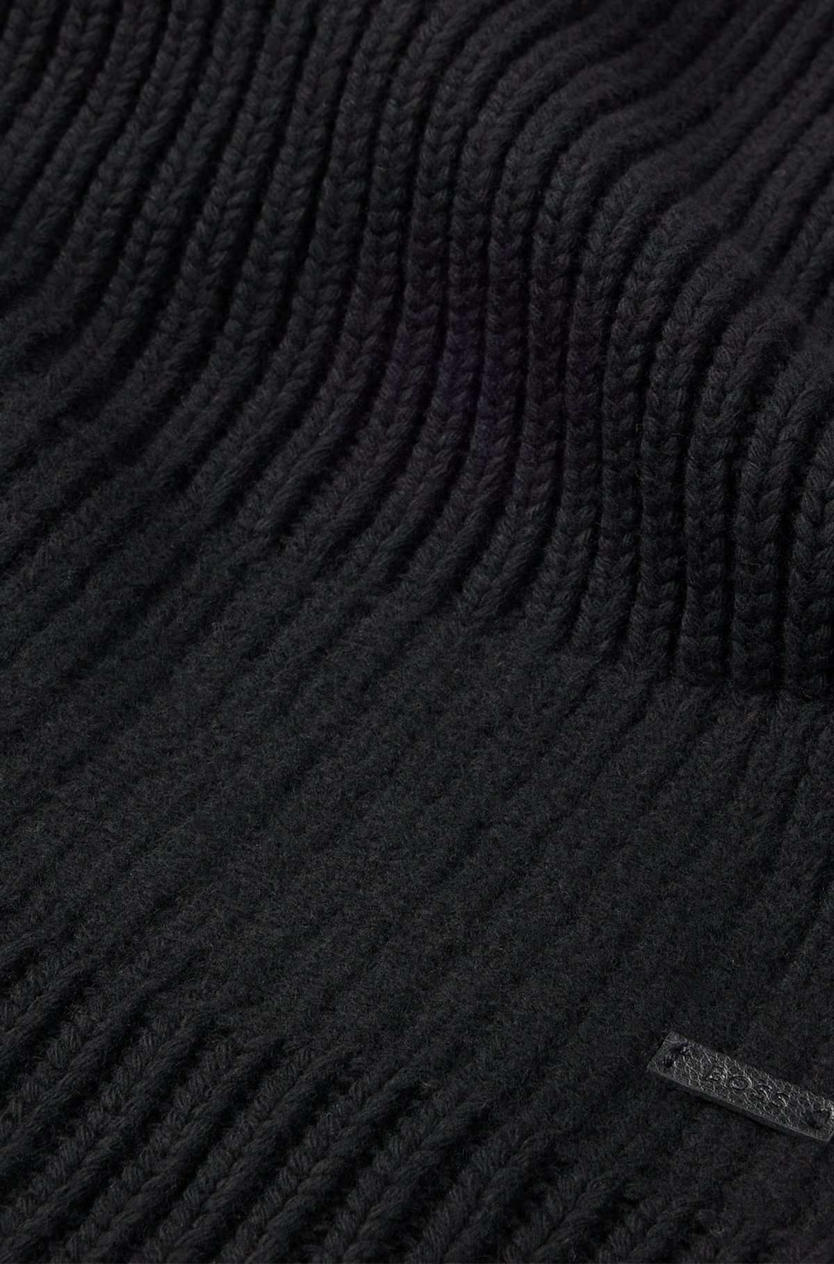 KNITTED SCARF WITH FAUX-LEATHER LOGO PLAQUE - 4