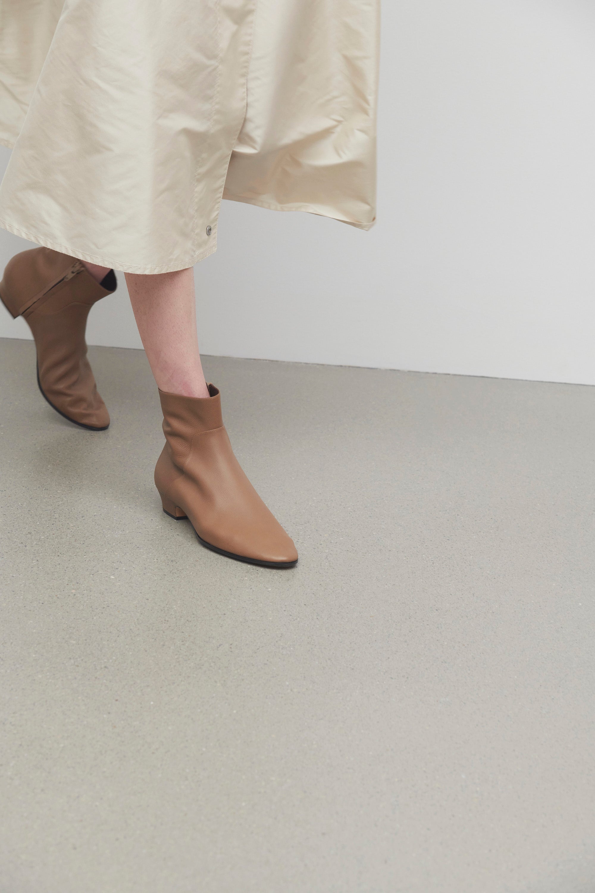ショートブーツ・ブーティ THE ROW Awar 25 leather ankle boots Awar 25 leather ankle boots in brown - The Row | Mytheresa