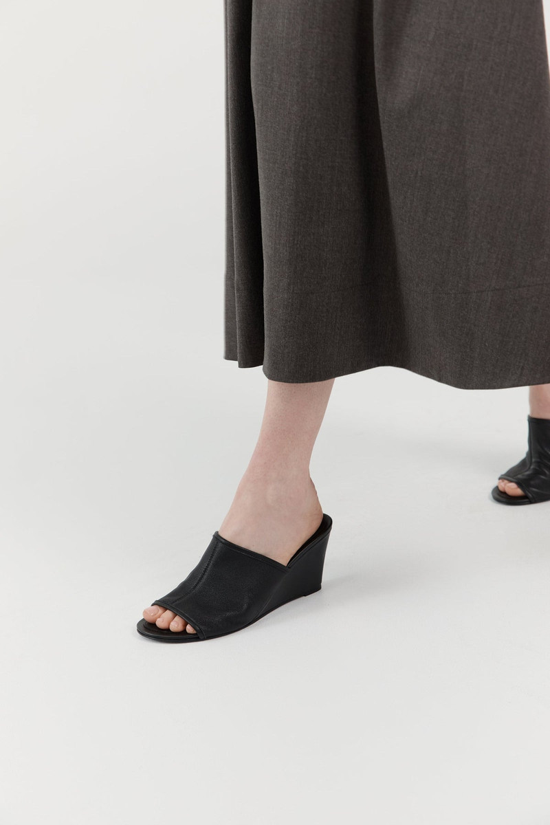 ST. AGNI Bandeau Wedge - Black outlook