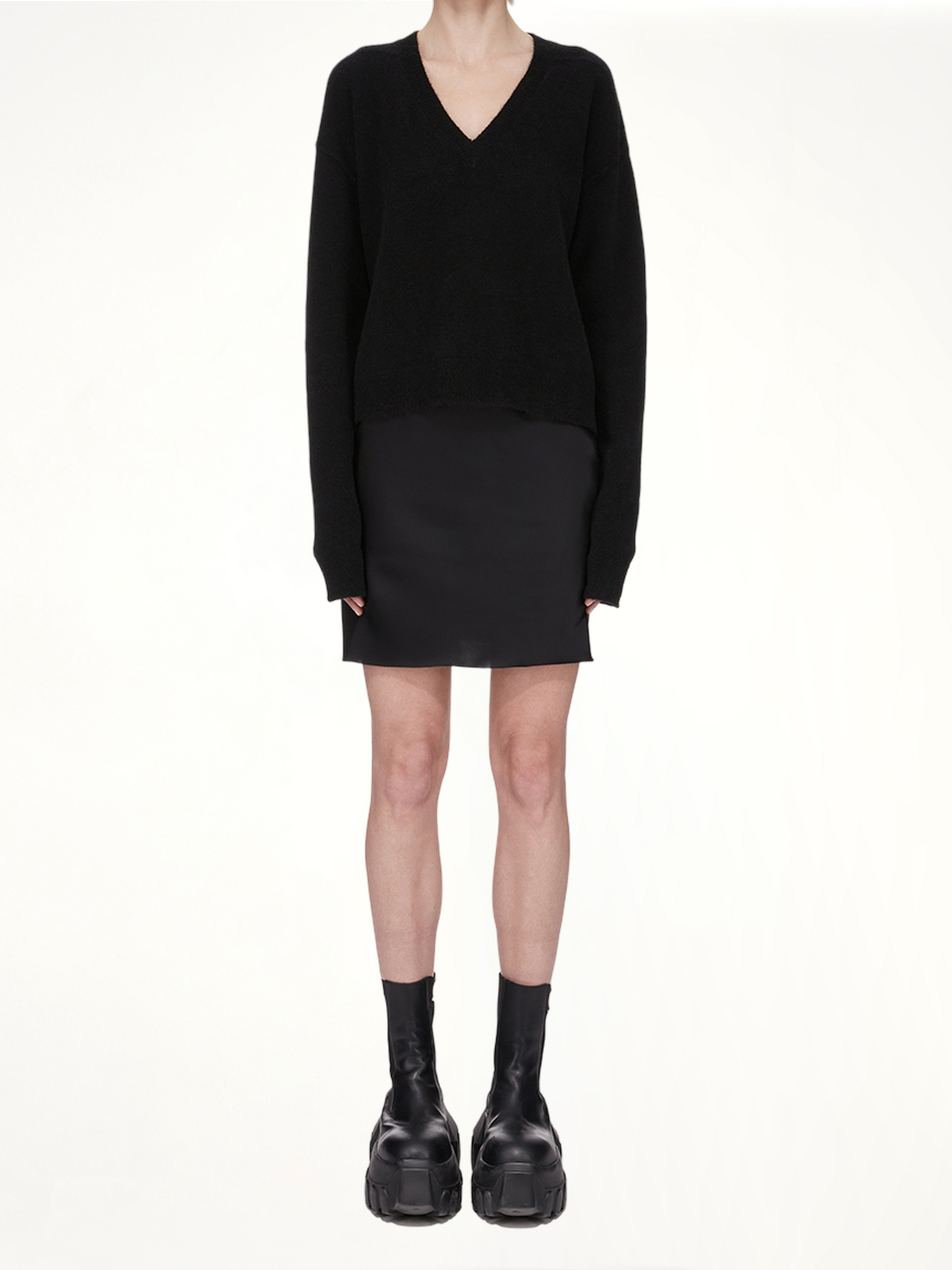Tommy V Neck in Black - 4