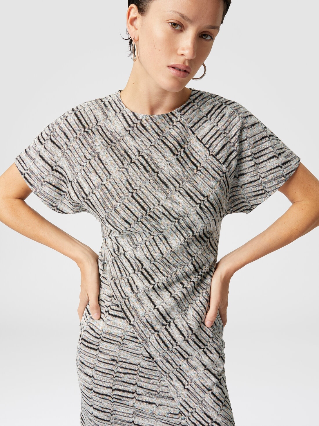 Short-sleeved mini-dress with Greek lamé motif and slit - 4