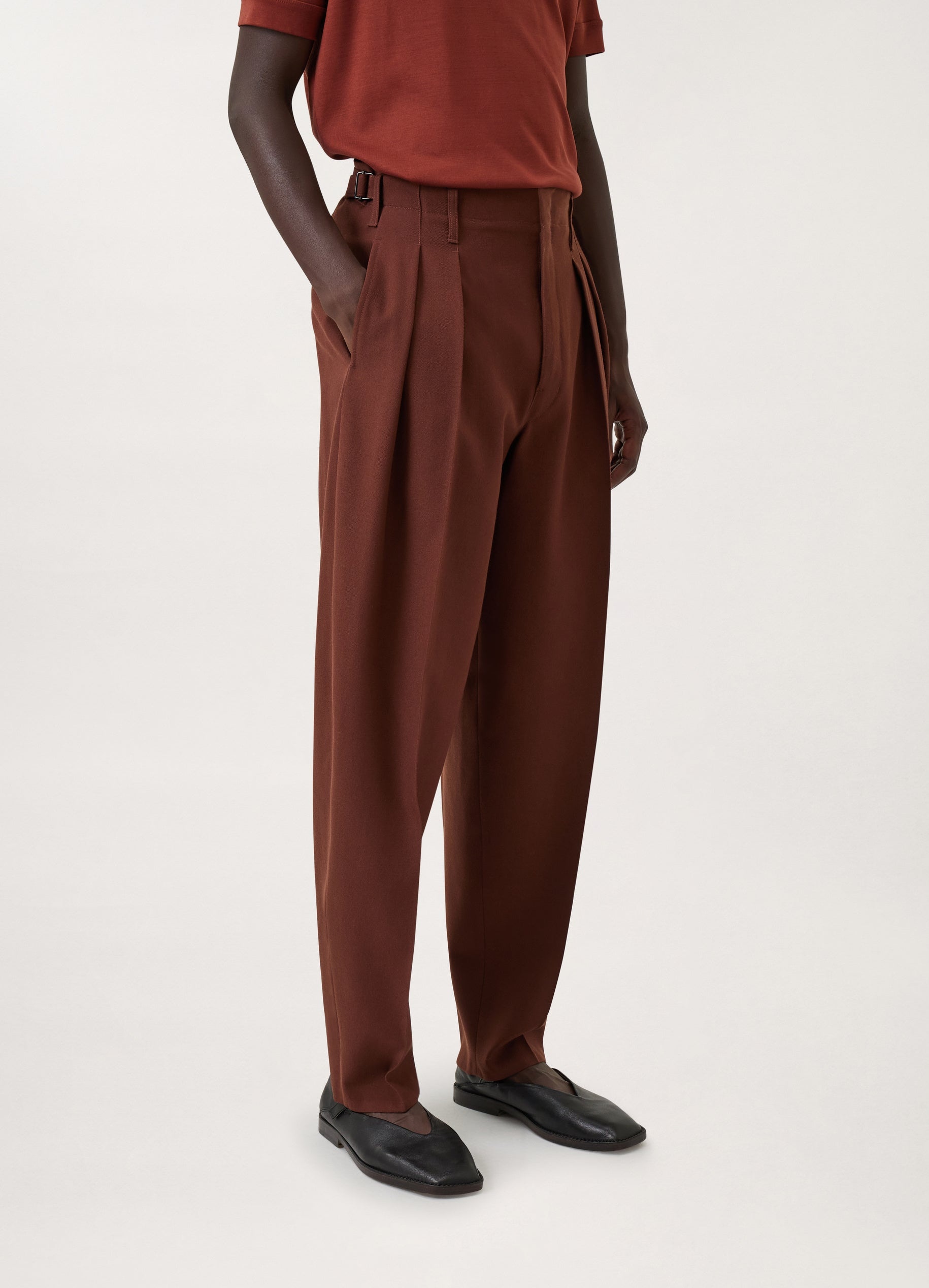 PLEATED TAPERED PANTS
WOOL GABARDINE - 3