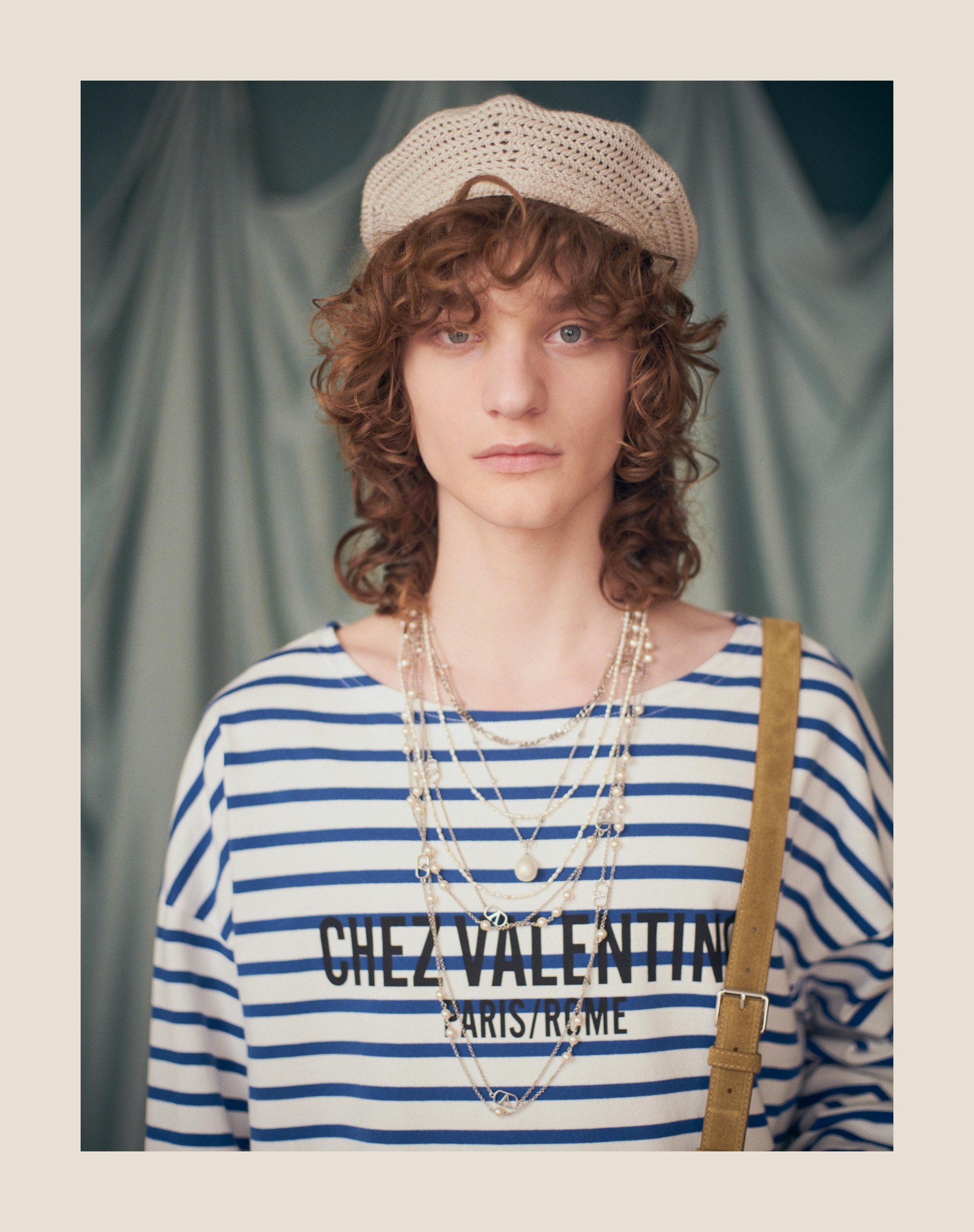 【関税＆送料込み】Long Sleeve T-Shirt With \"Chez Valentino Long-sleeved Cotton T-shirt With Chez Valentino Print for