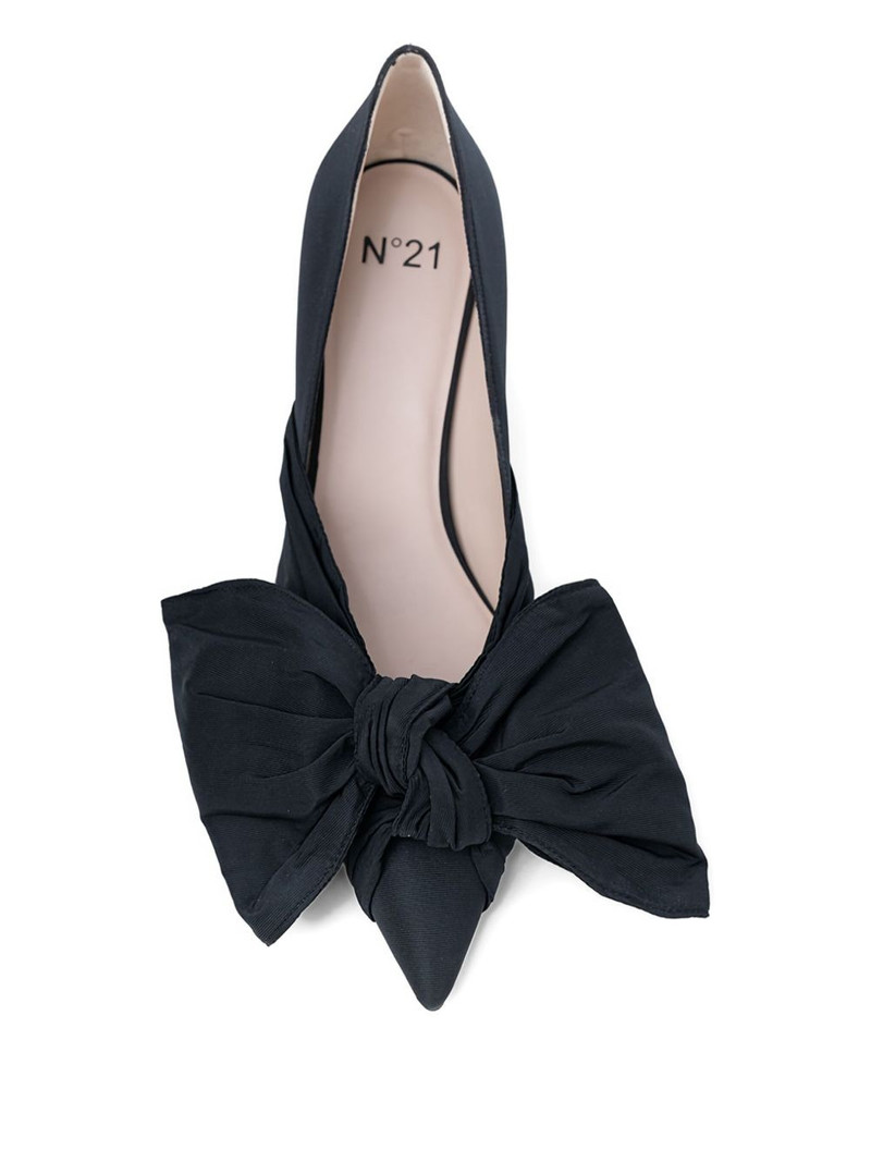 N°21 bow-tie pumps outlook