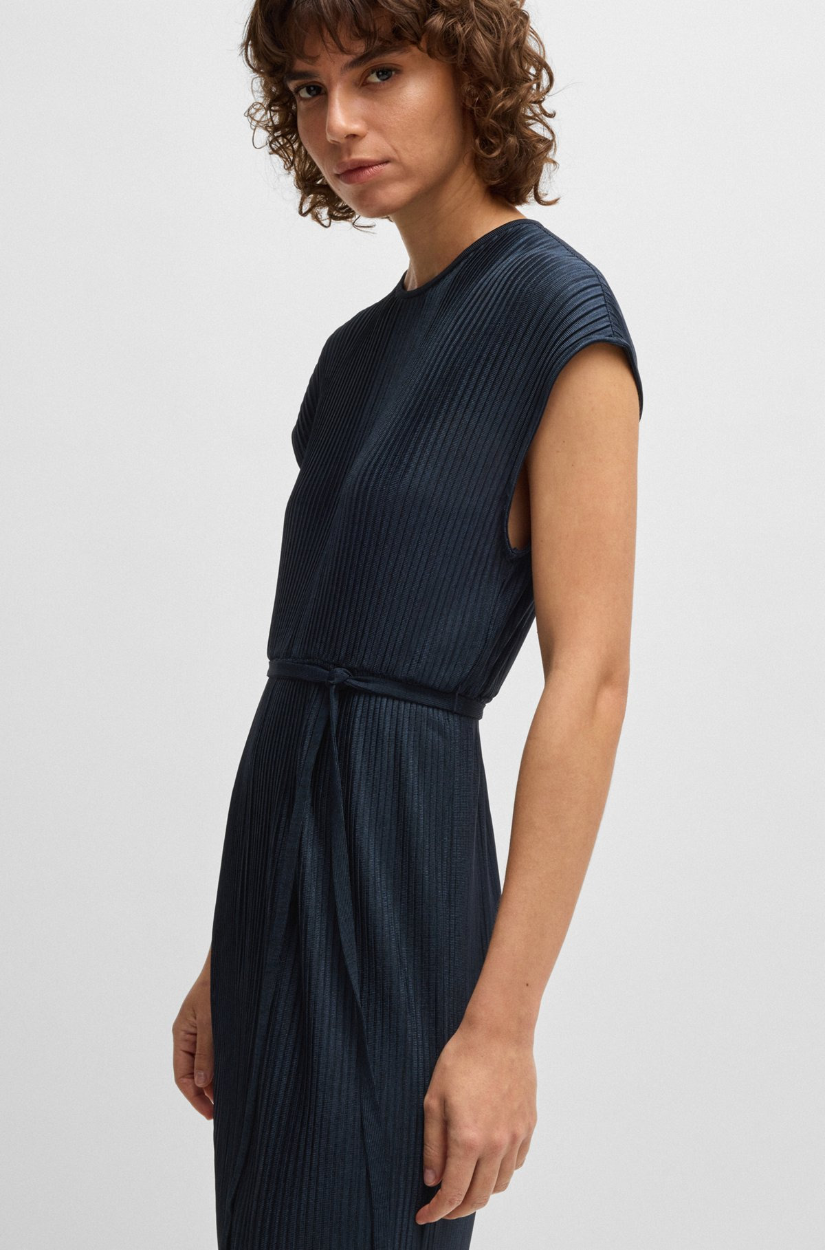 BELTED SLEEVELESS DRESS IN HIGH-SHINE PLISSÉ - 6