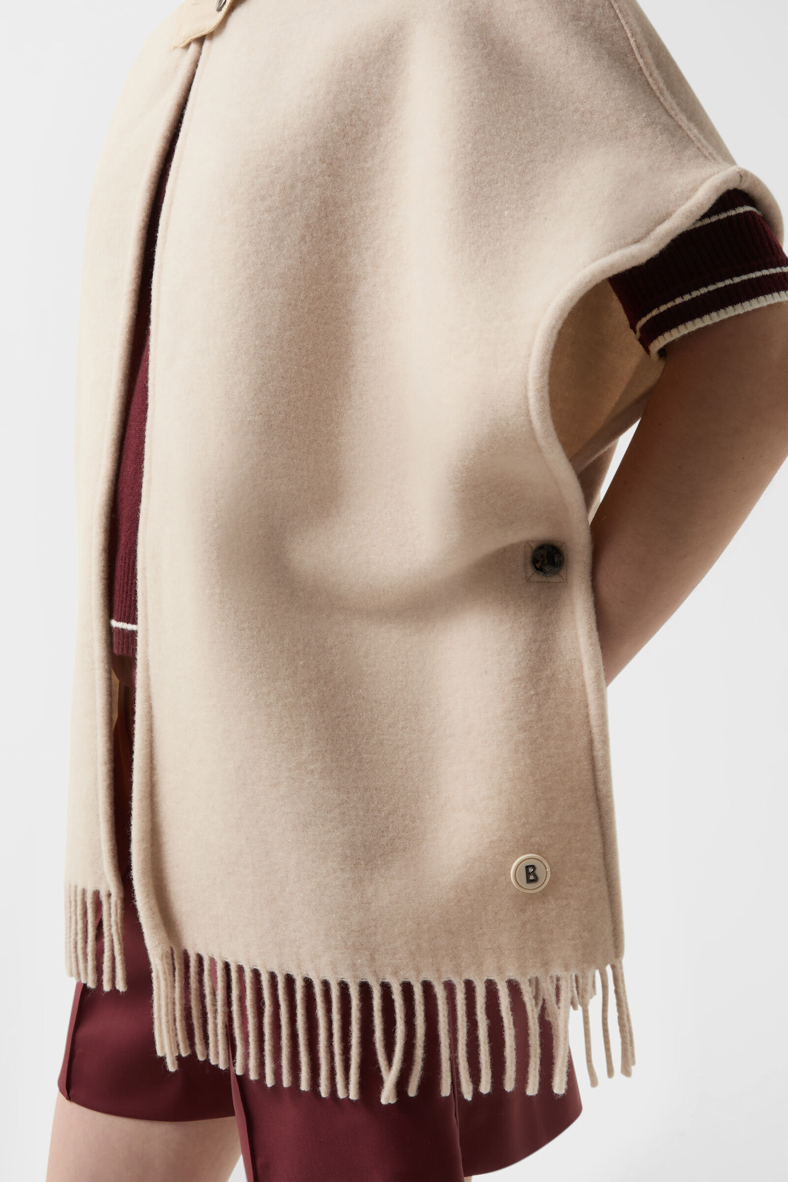 Poncho Nilla in Beige - 7