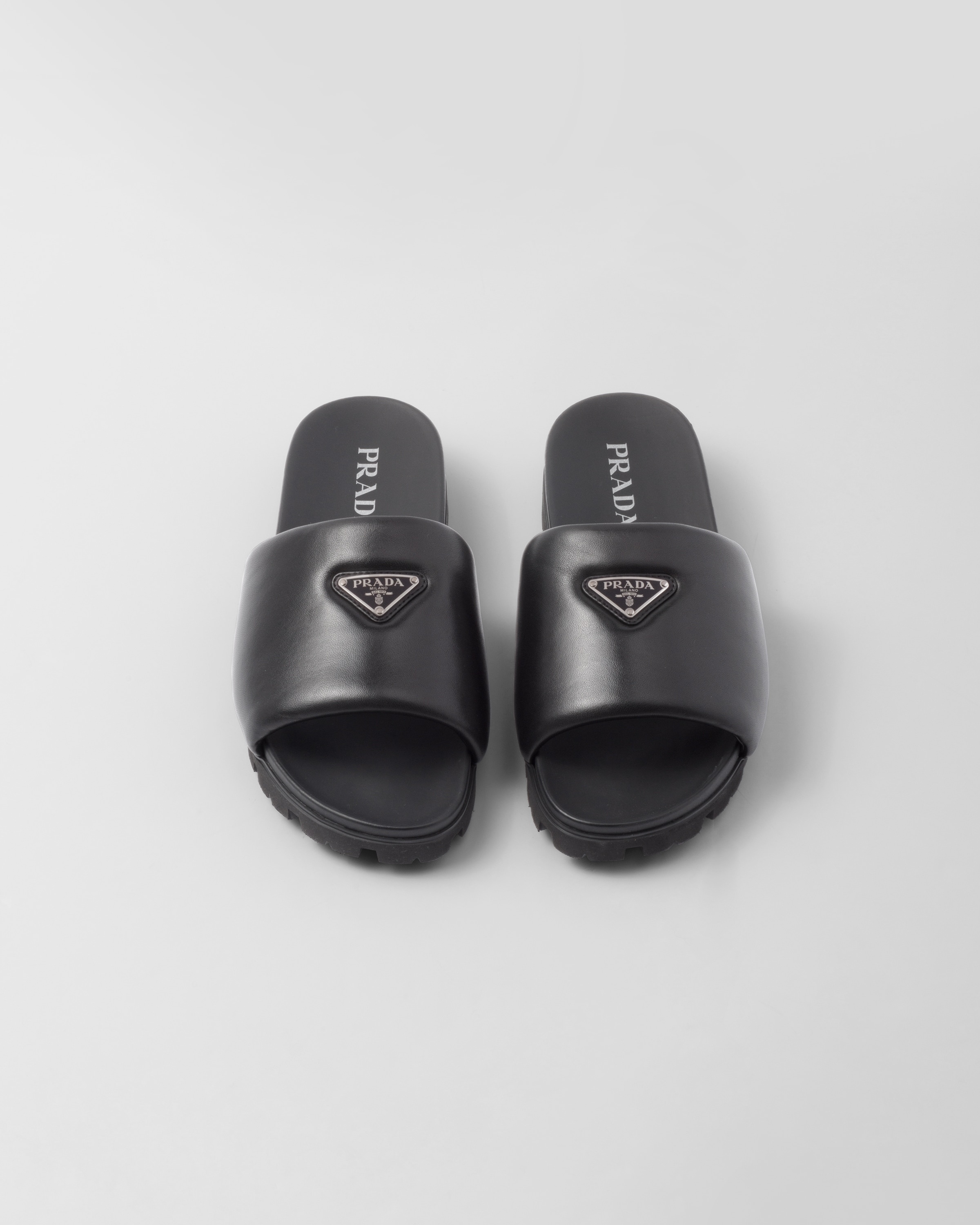 【日本入手困難】Padded nappa leather slides 1XX713_ZHP_F0002_F_005_SLS.jpg
