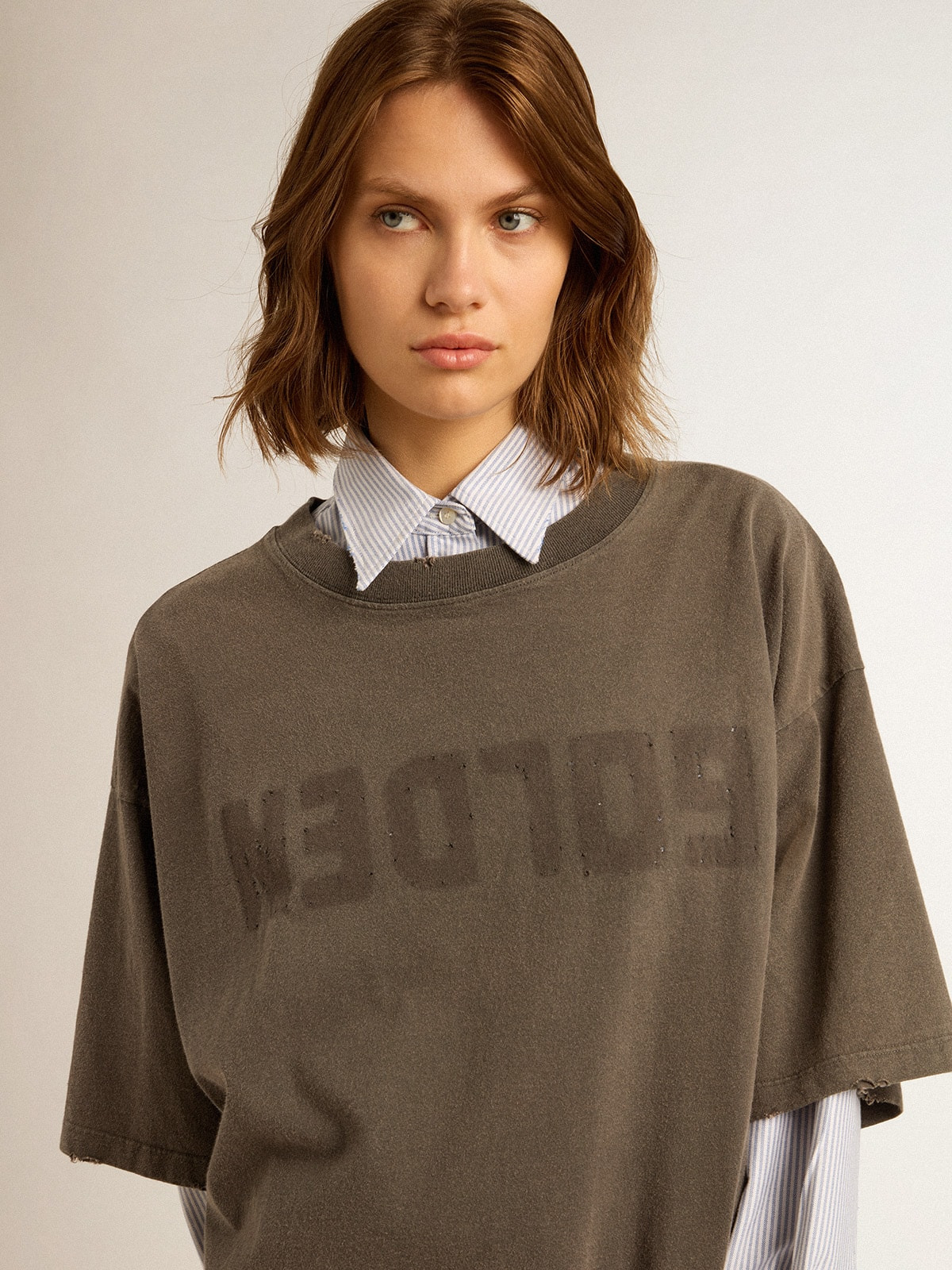 Women's gray T-shirt dress with distressed treatment - 2