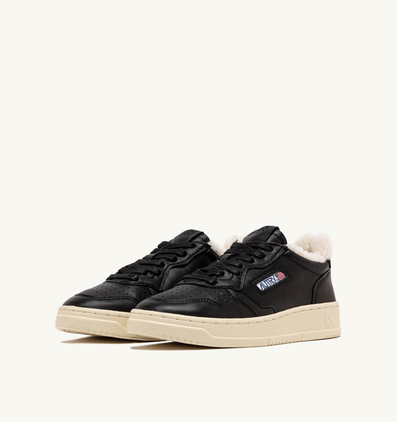 AUTRY MEDALIST LOW SUPER SOFT SNEAKERS IN BLACK LEATHER outlook
