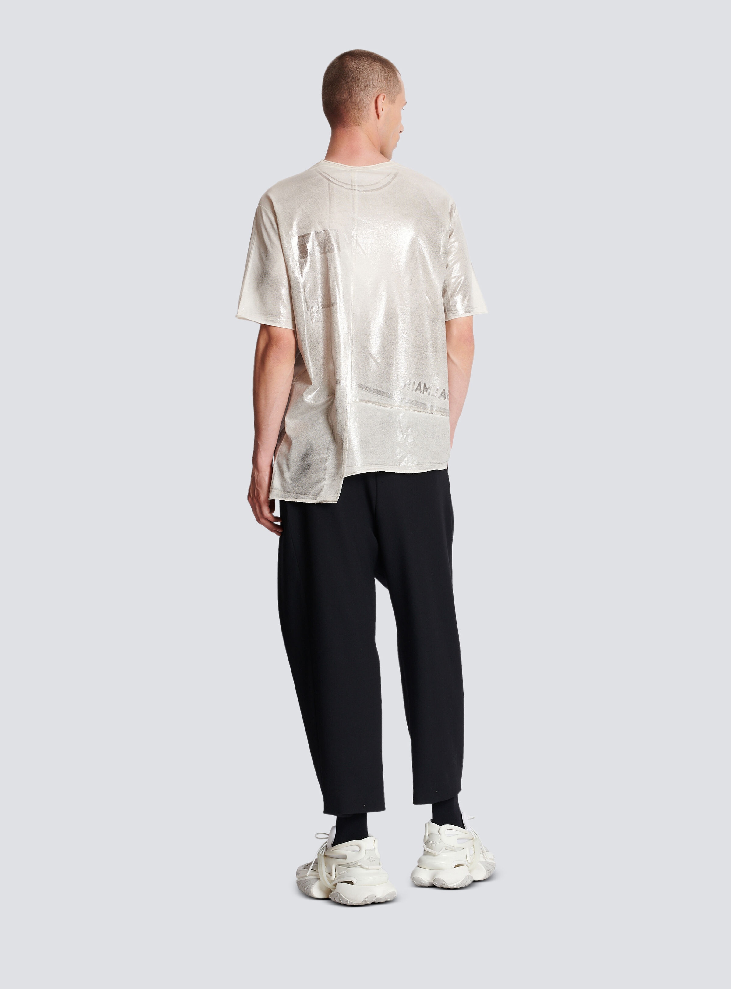 Asymmetrical eco-responsible cotton T-shirt with Balmain logo pleat print - 4