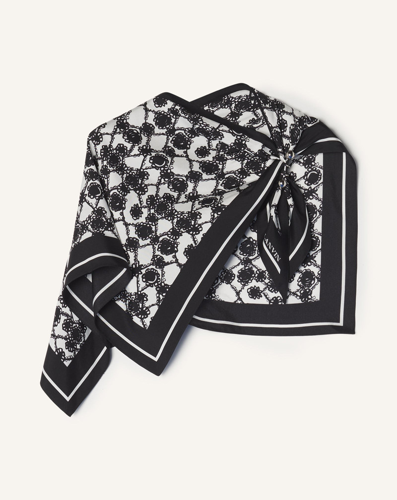 MARGUERITE MOTIF TOP WITH JEWELRY FASTENER 1