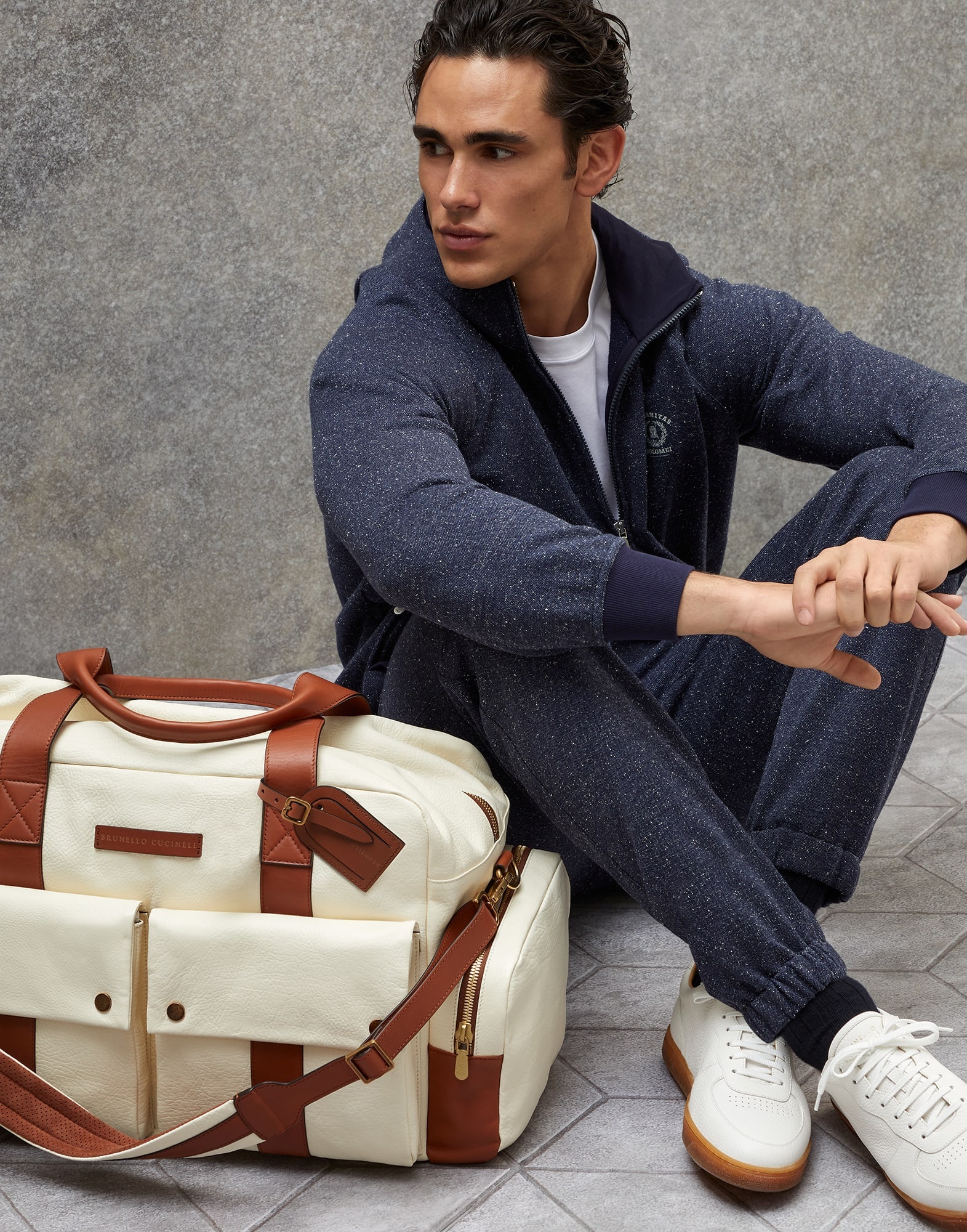 Grained leather leisure bag 4