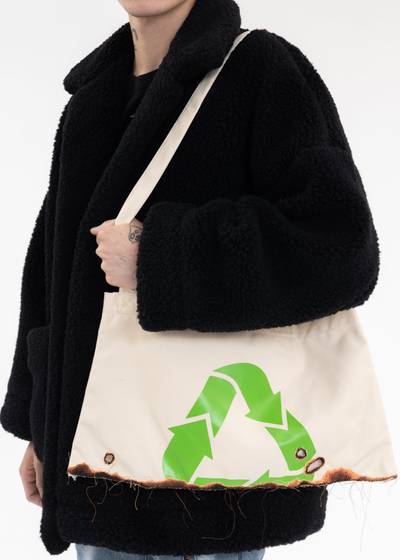 doublet Ivory BURNING EMBROIDERY ECO BAG outlook