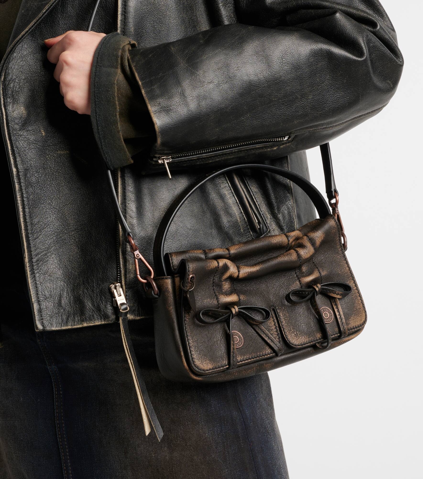 Micro bow-detail leather shoulder bag - 2