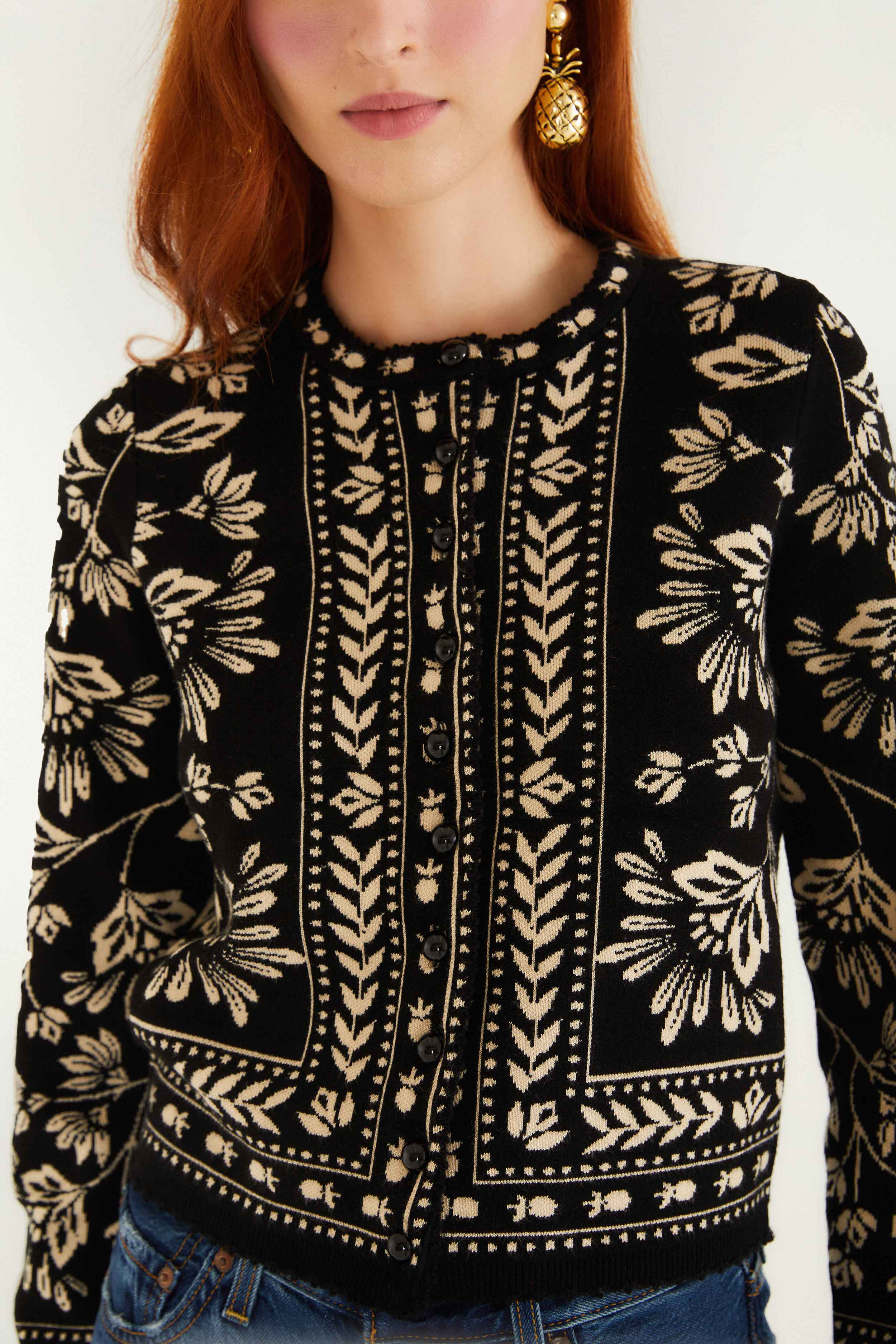 Black And White Flower Bloom Buttoned Knit Cardigan - 2
