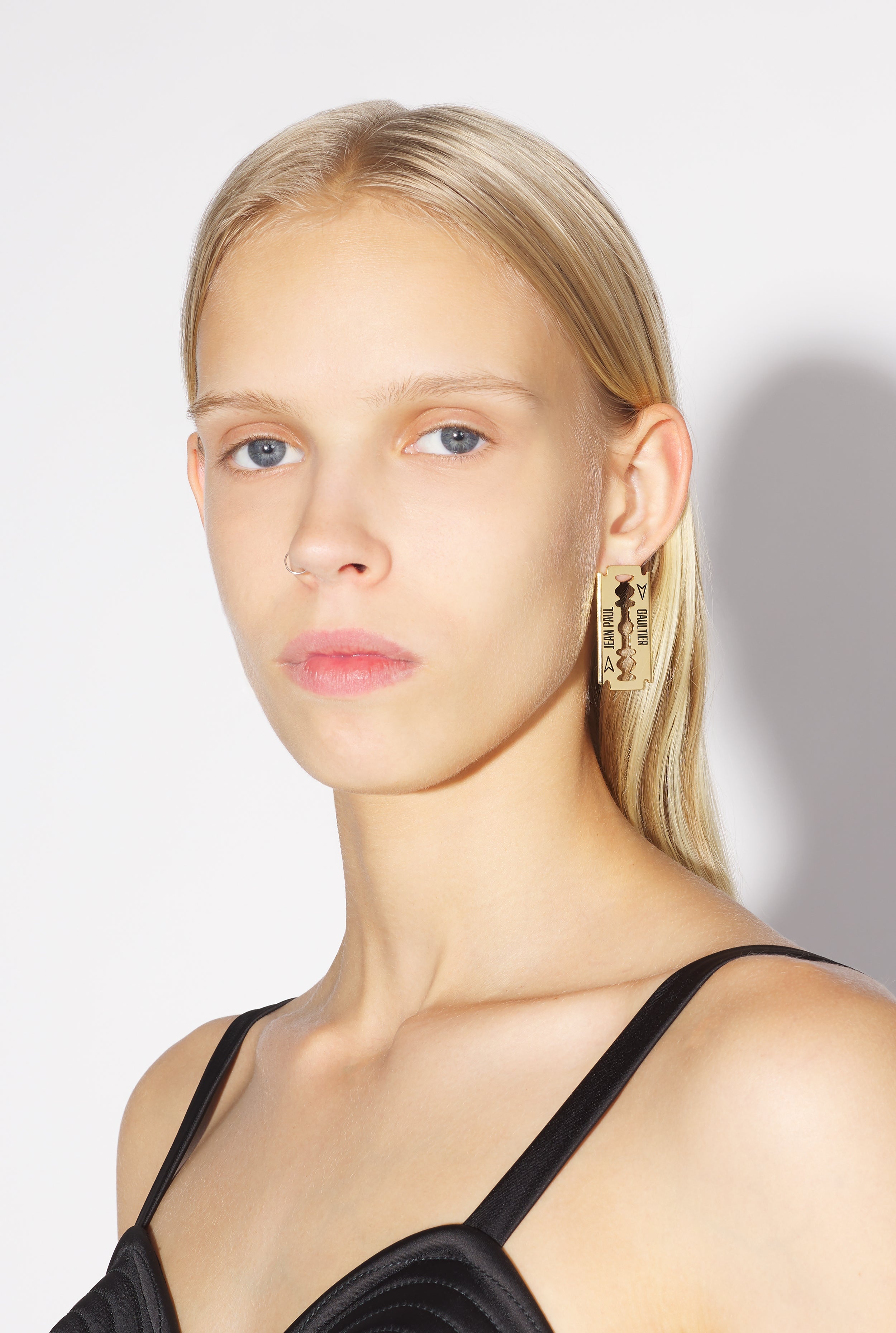 THE GOLD-TONE RAZOR BLADE EARRING - 2