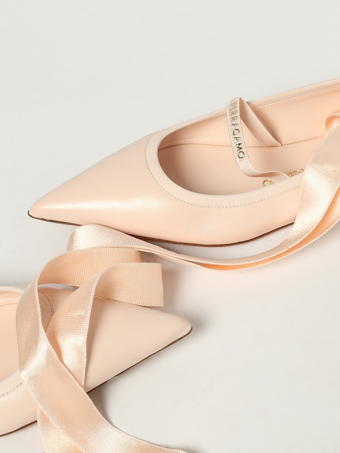 フラットシューズ FERRAGAMO Woman Flat shoes Beige 774972 01I501 002 FERRAGAMO Shoes woman Ferragamo | giglio | REVERSIBLE