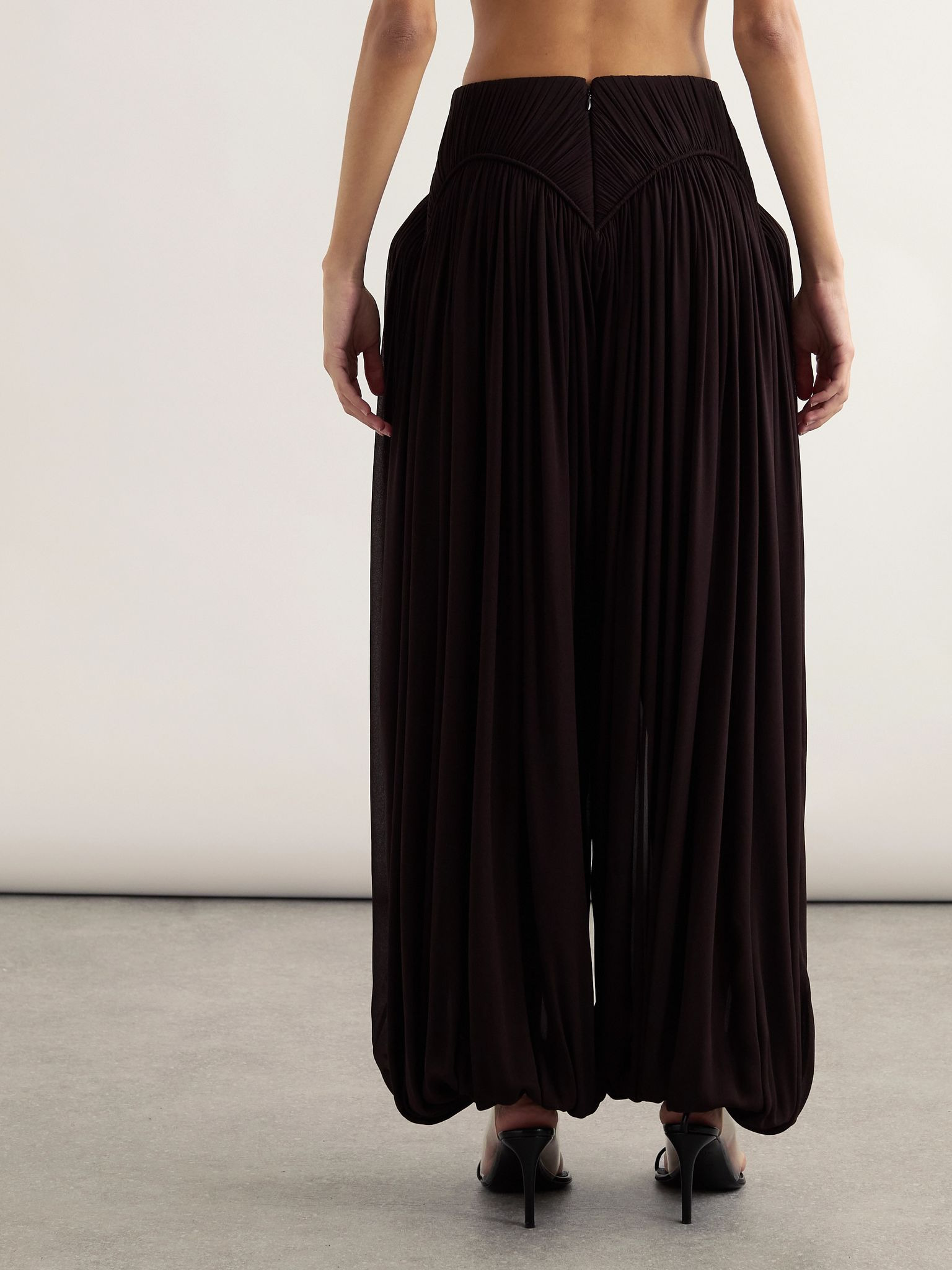 Pleated crepe tapered pants Dark brown - 4