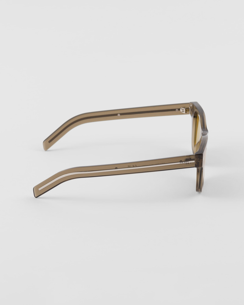 Sunglasses with iconic metal plaque 3