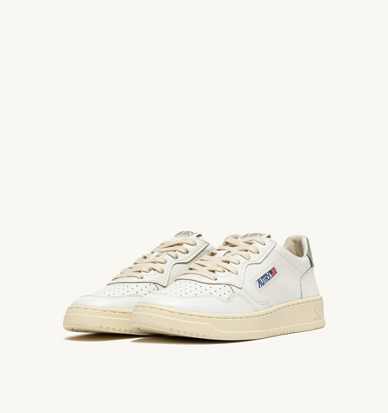 AUTRY MEDALIST LOW SNEAKERS IN WHITE AND SEA GRASS LEATHER outlook