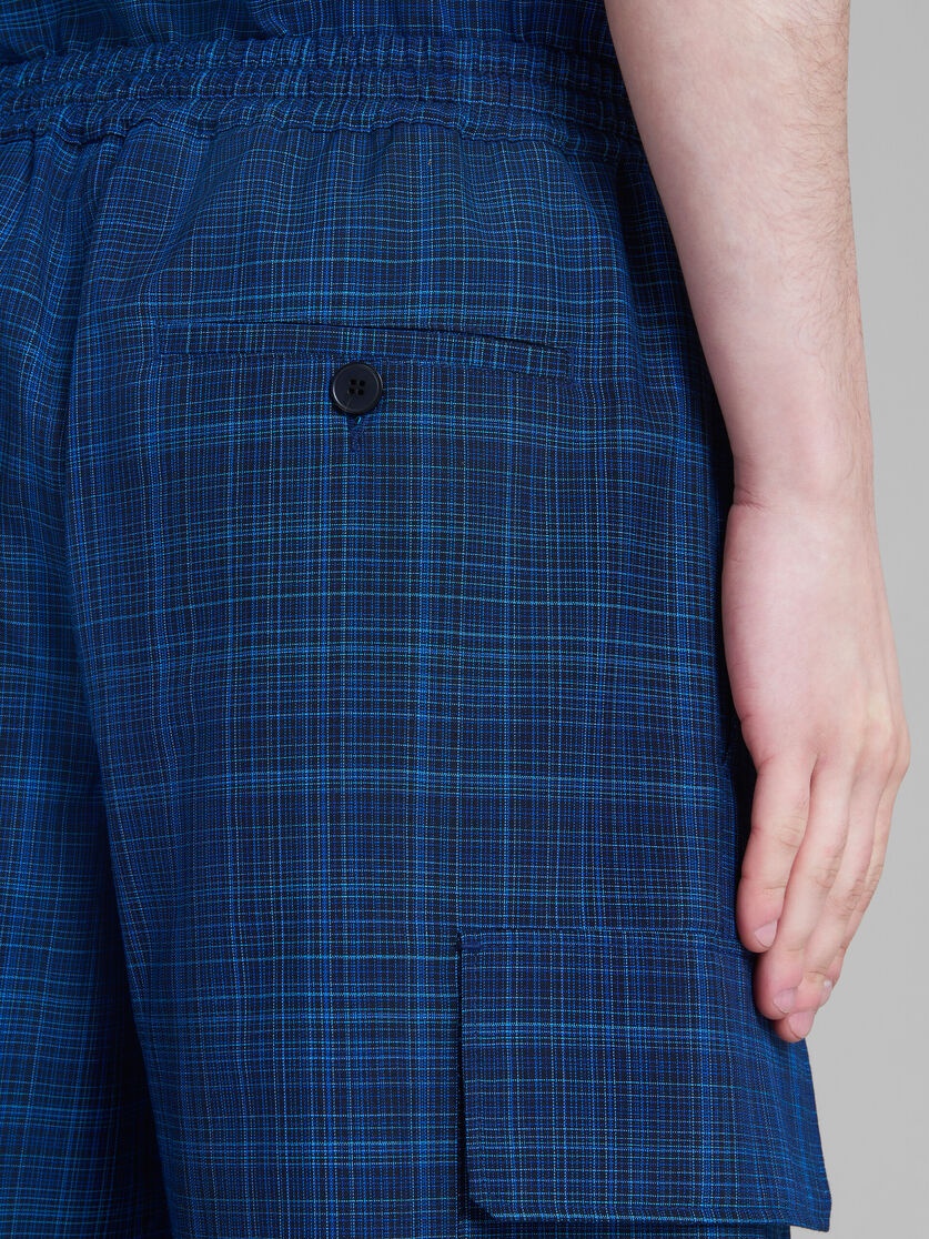 BLUE STRETCH WAIST CARGO SHORTS IN CHECKED LIGHT WOOL - 4