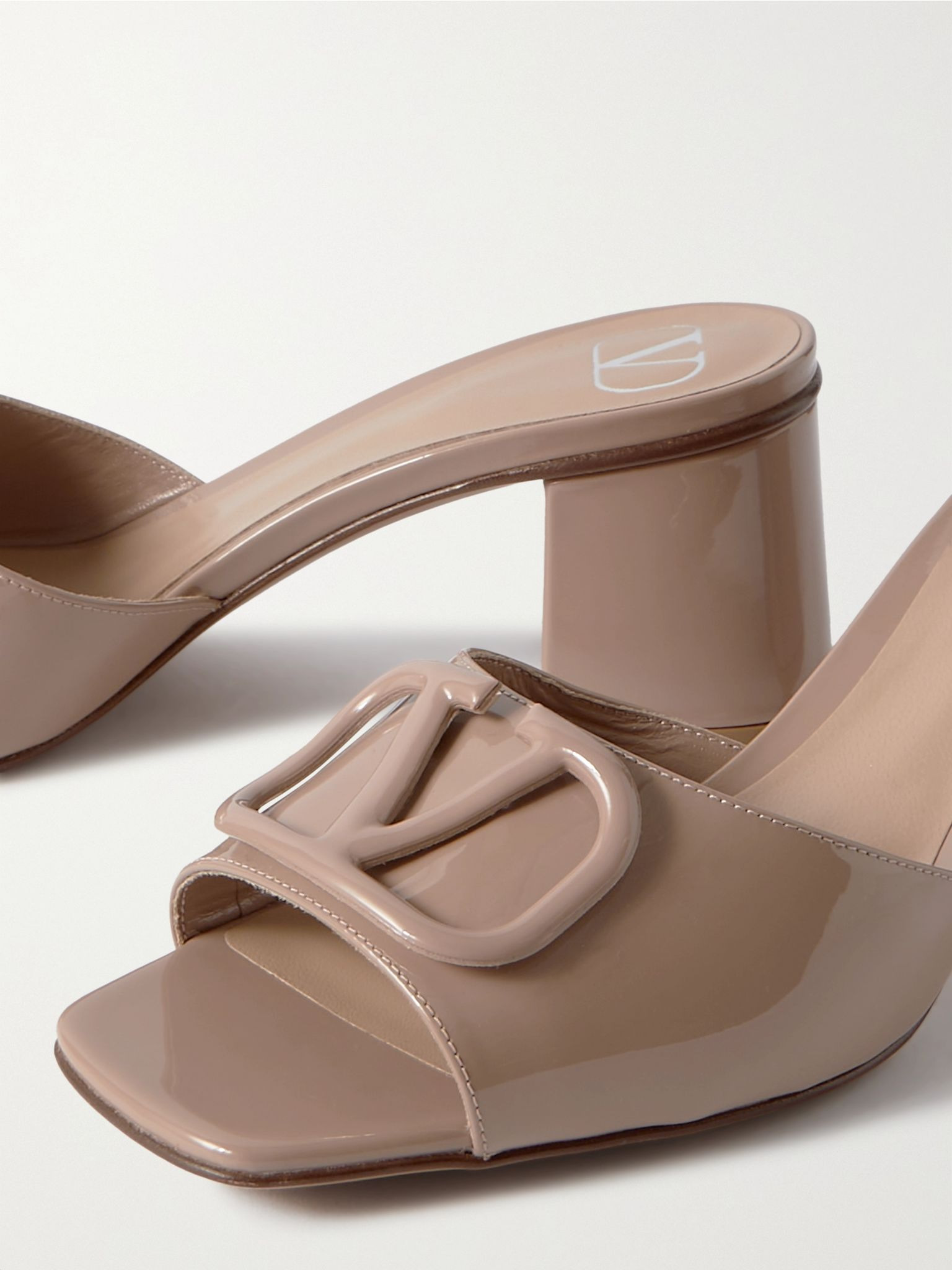 VLOGO 60 embellished patent-leather mules Beige - 4