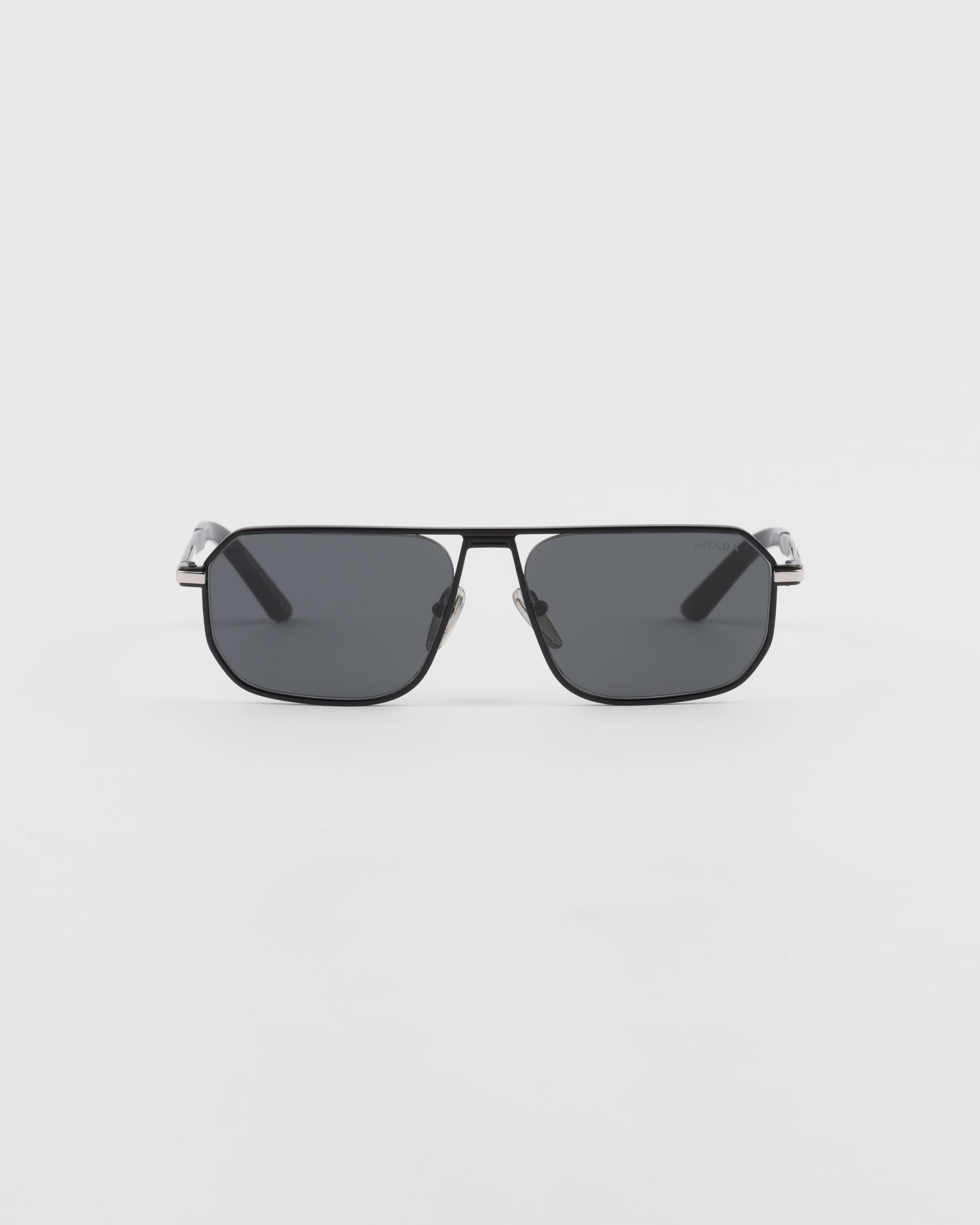 Sunglasses with iconic metal plaque - 1