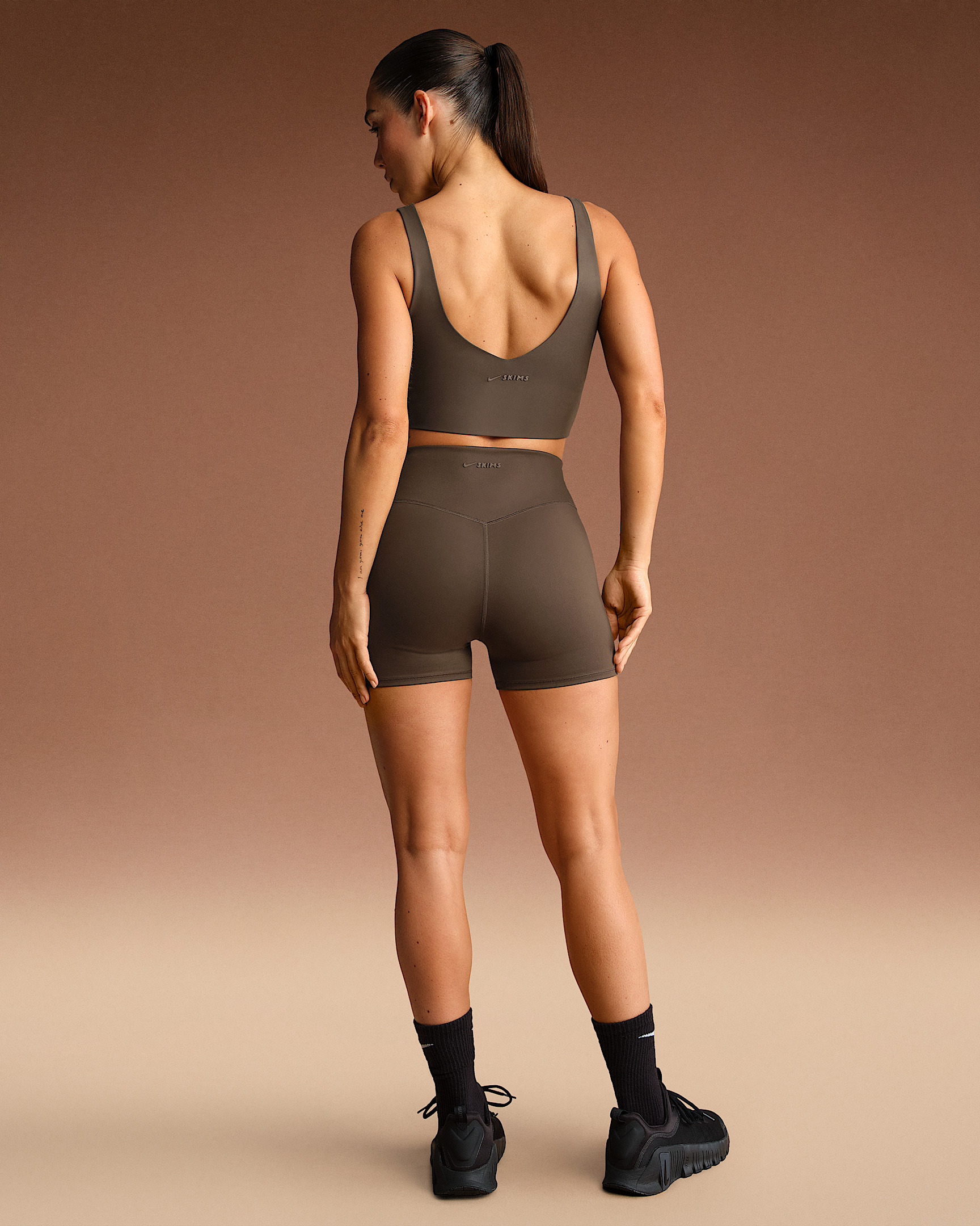 NikeSKIMS Matte Women's V-Neck Long-Line Bra - 5