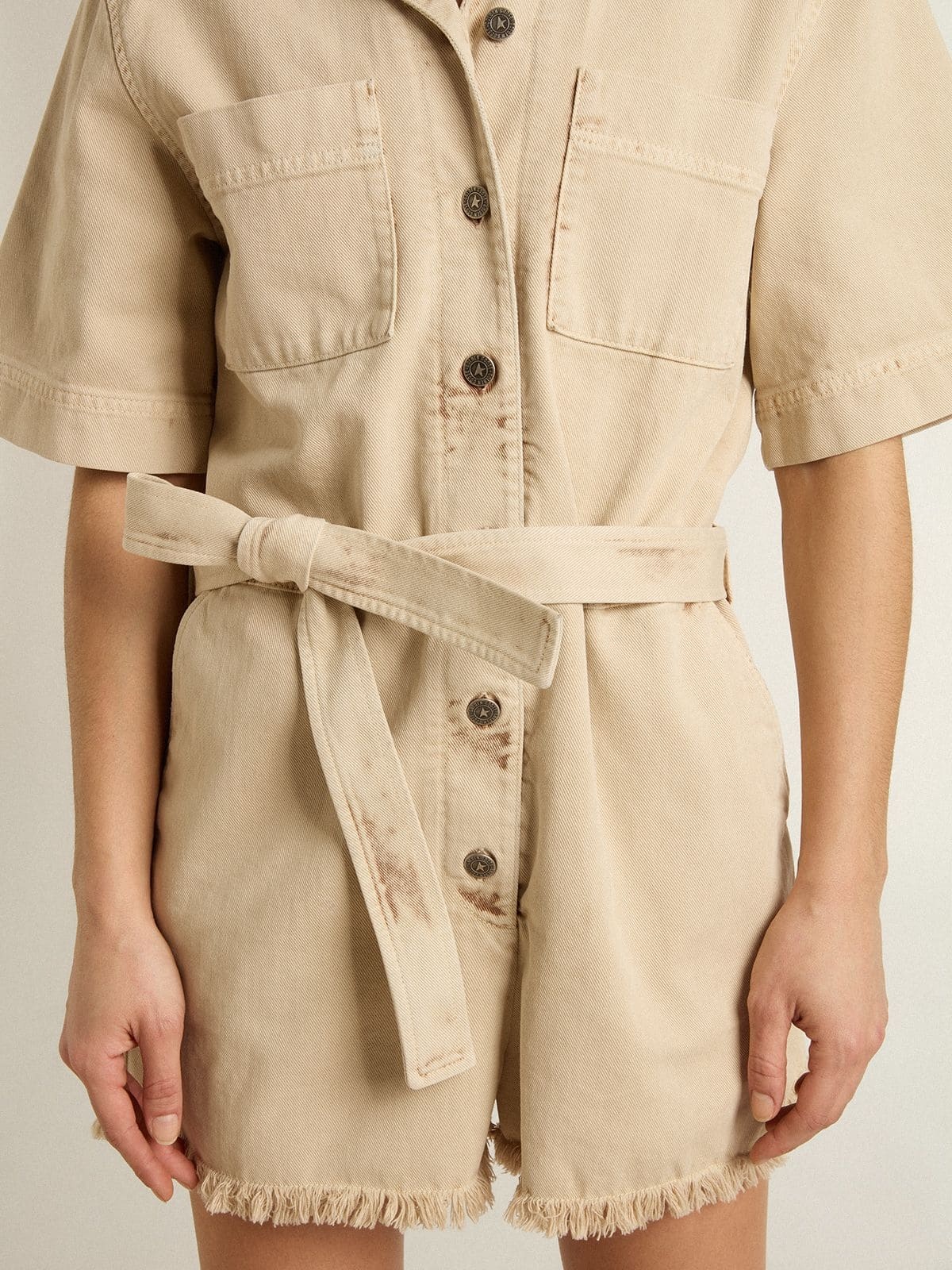 Women's romper in beige denim with belt and frayed hem - 5