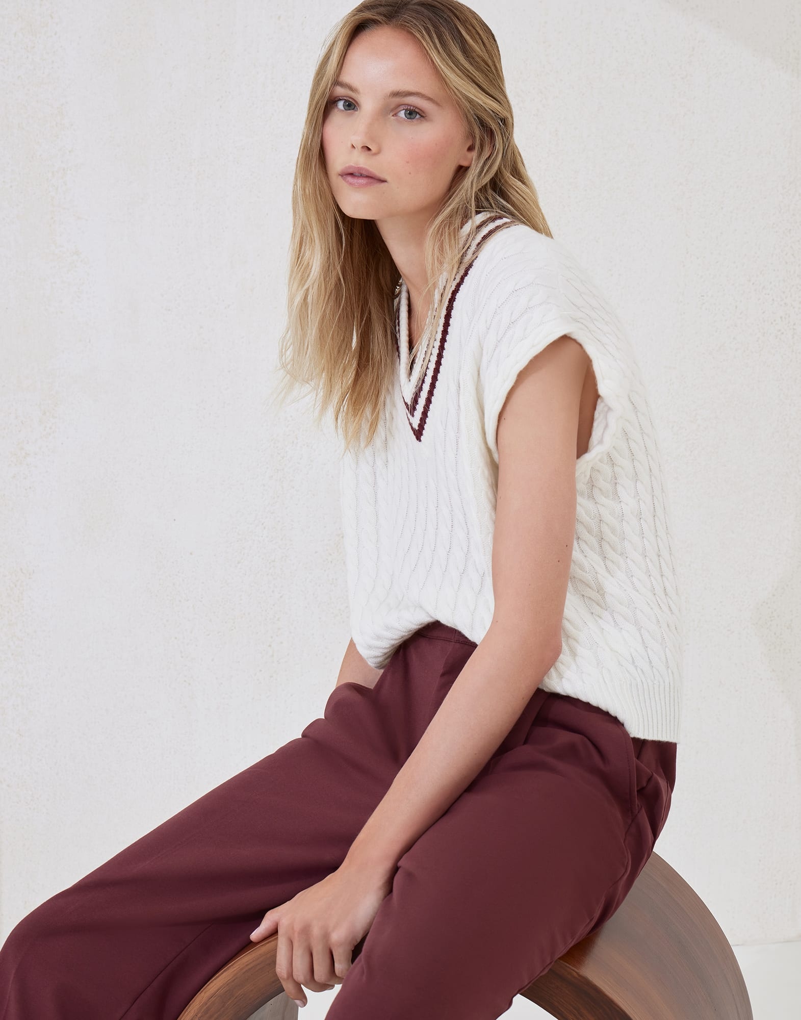 Cashmere cable knit sweater vest with logo - 4