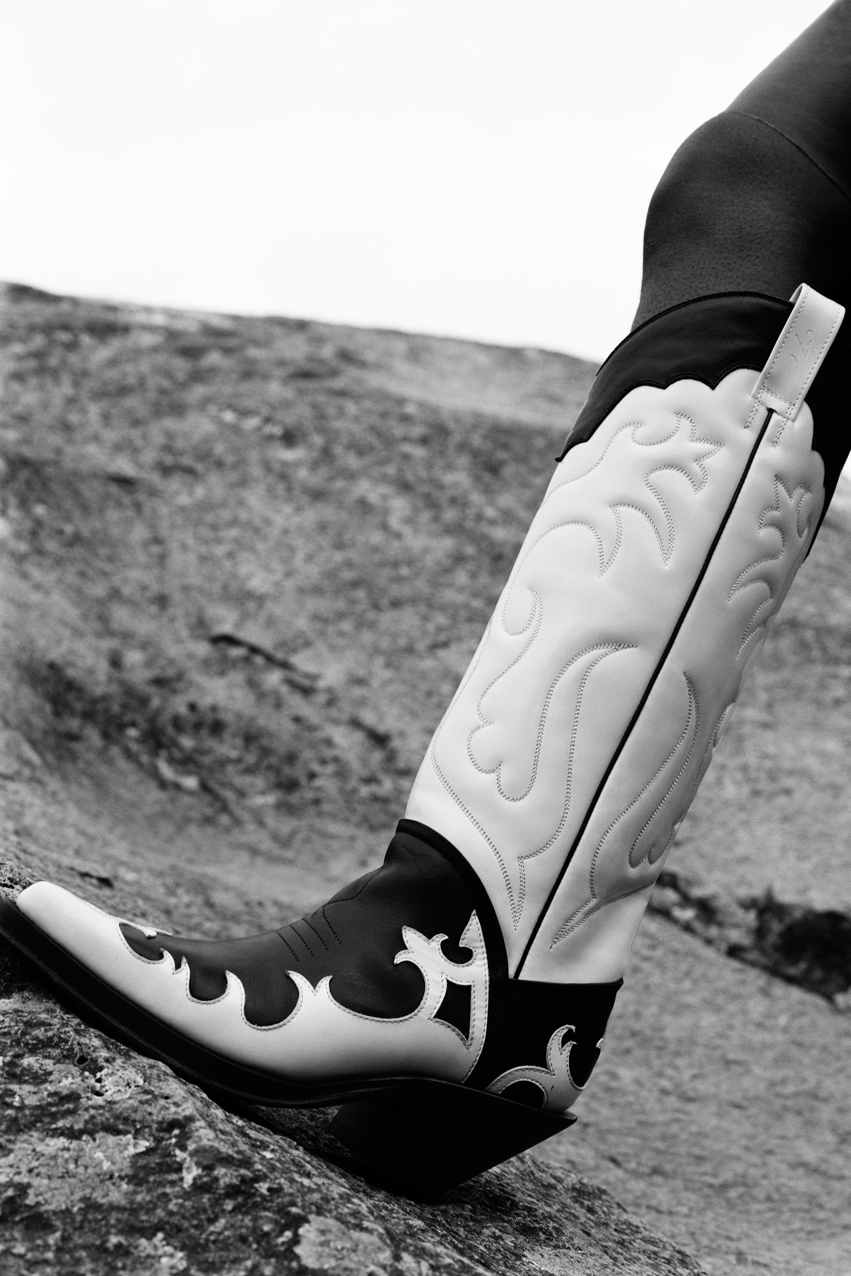 Capitana Cowboy Boot in White & Black Pearlized Leather - 2