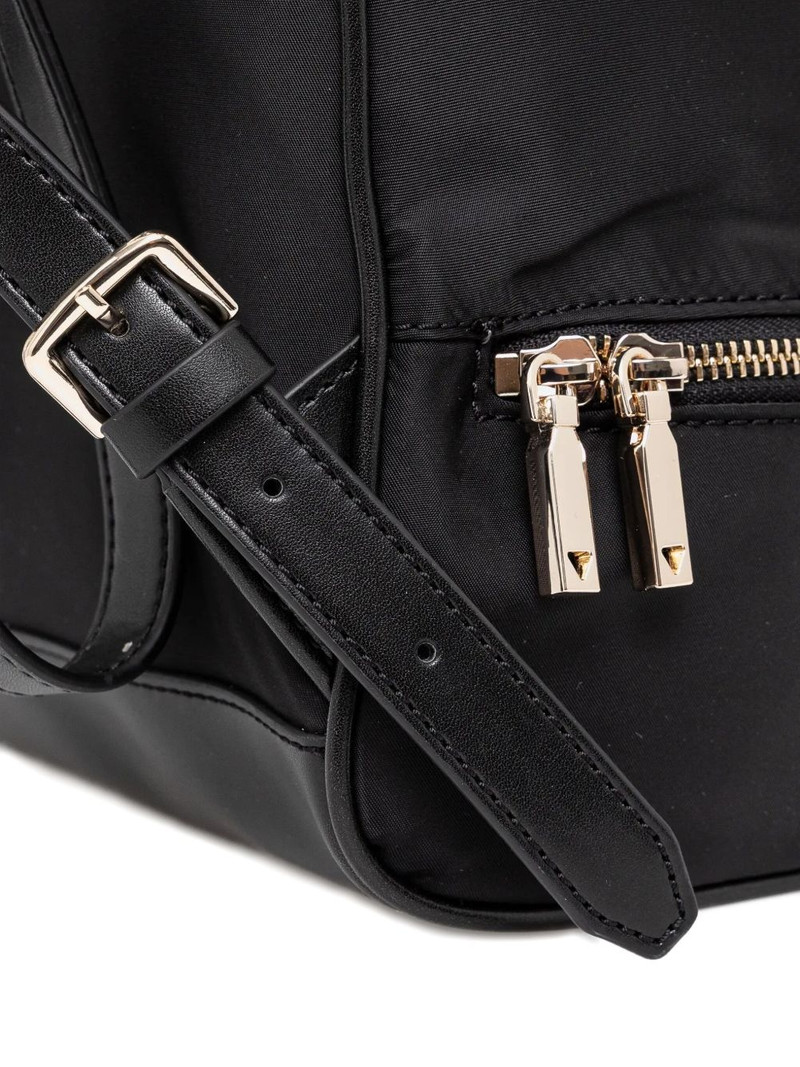 zip-fastening backpack 4