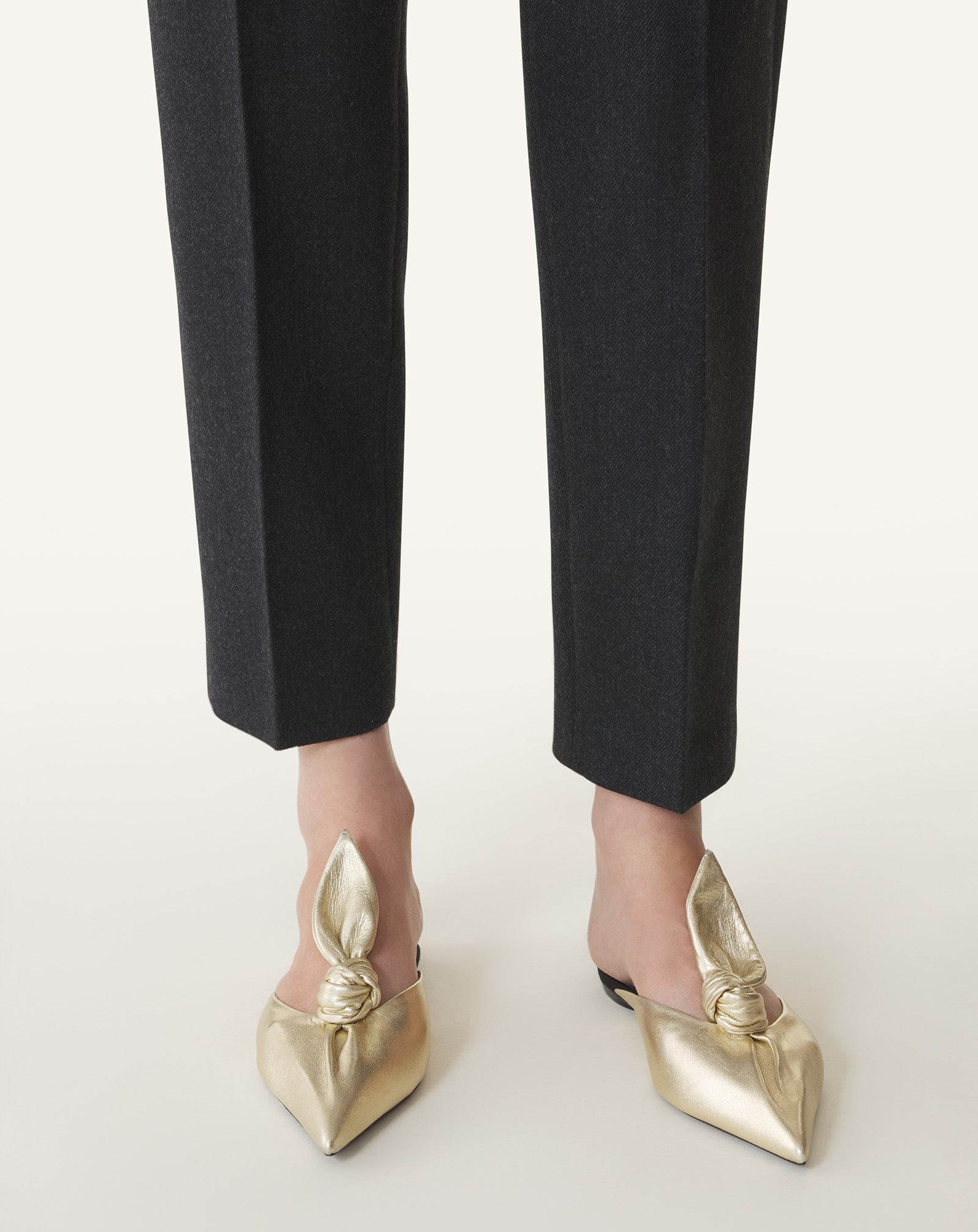 MIDNIGHT STEP BOW MULE IN METALLIC LEATHER - 6