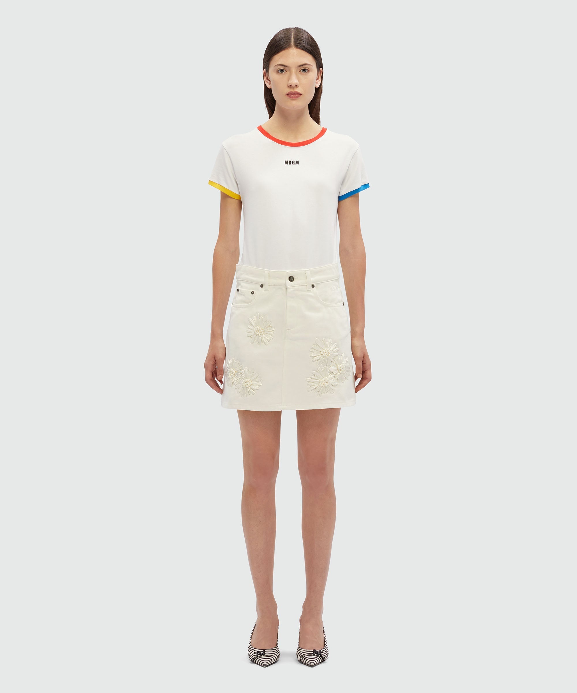 Short skirt in white denim with raffia flowers - 2