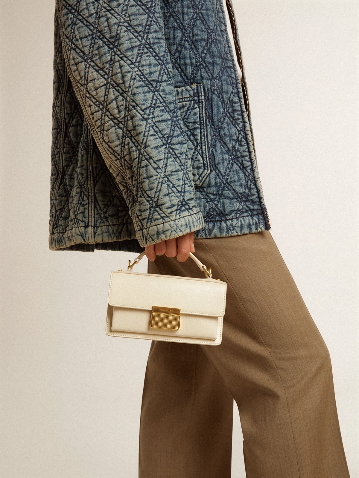 Small Venezia Bag in butter-colored boarded leather with gold details - 3