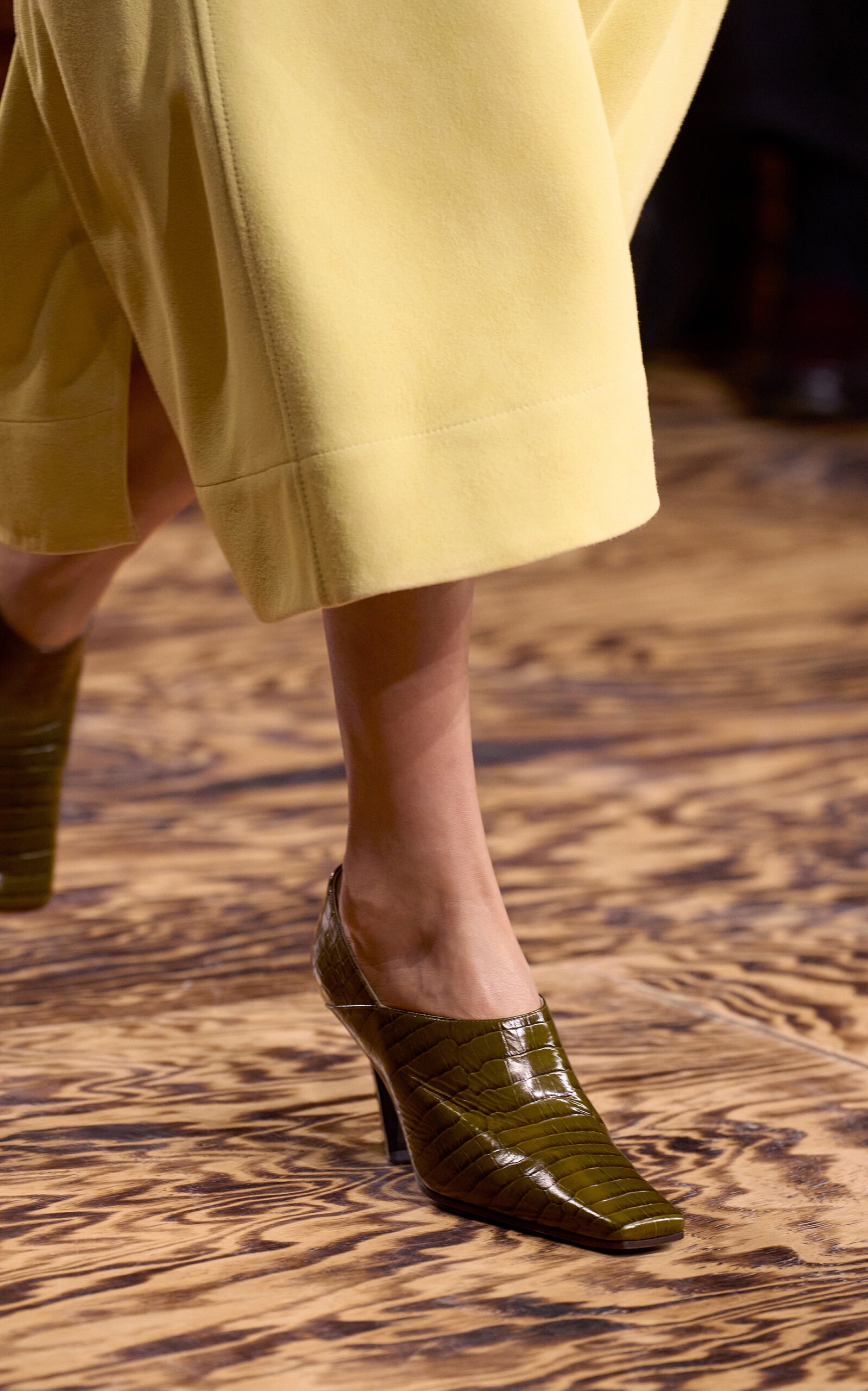 Croc-Effect Leather Loafer Pumps green - 2