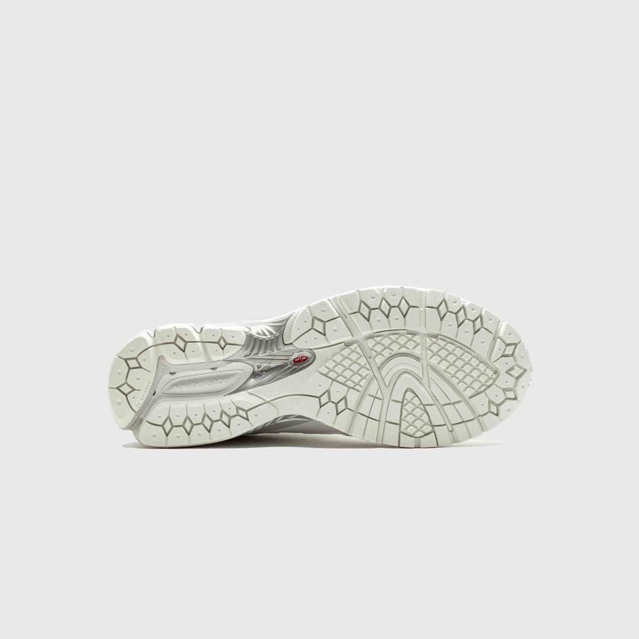 New Balance M2002RXM 