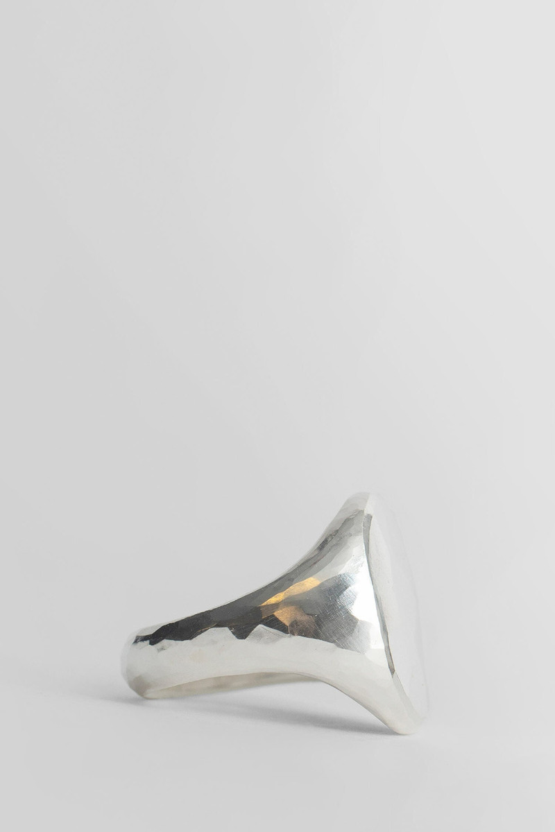 Werkstatt München R-Hammered-Oval-Signet-Ring outlook