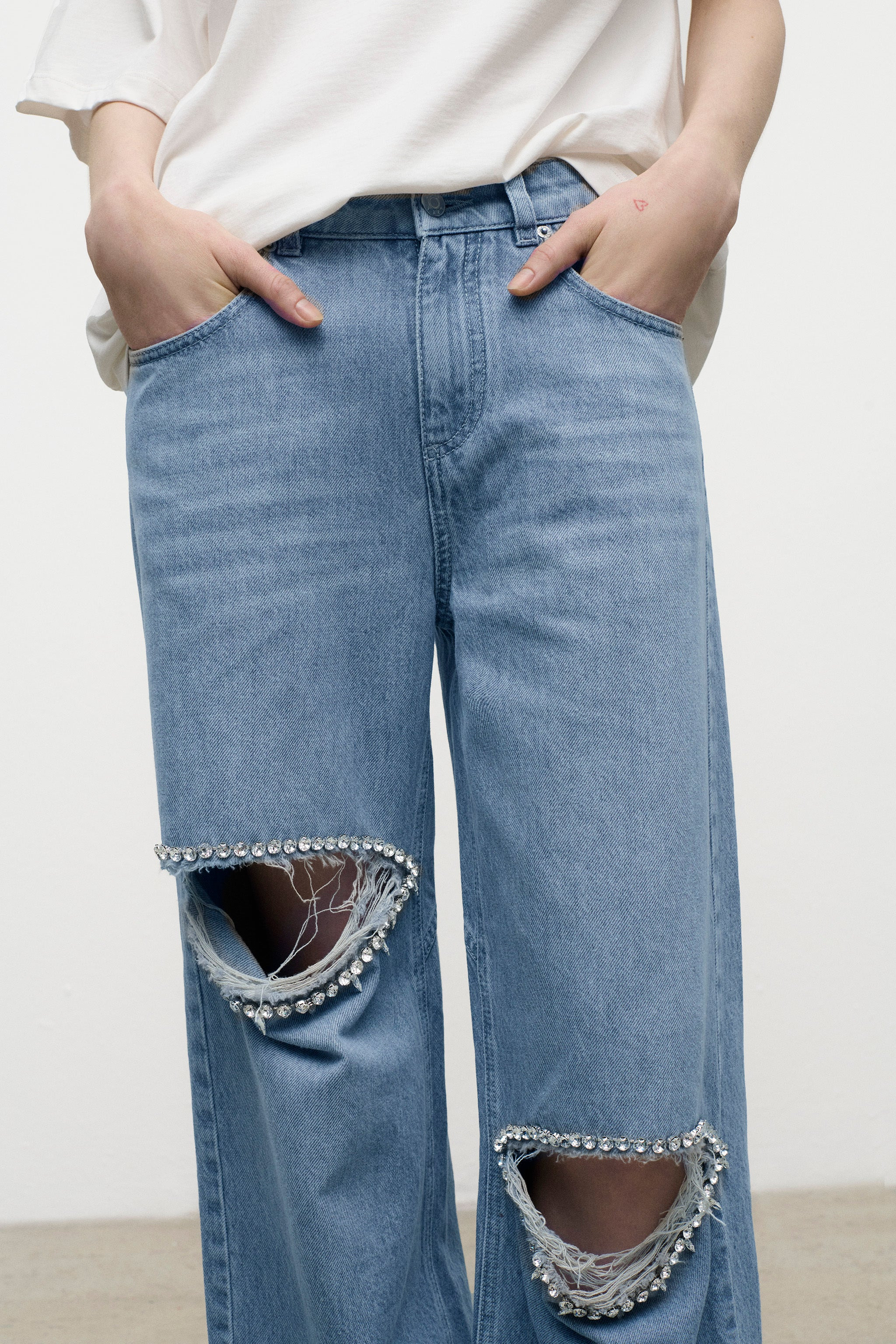 DISTRESSED CRYSTAL RELAXED SLIT JEAN - 5