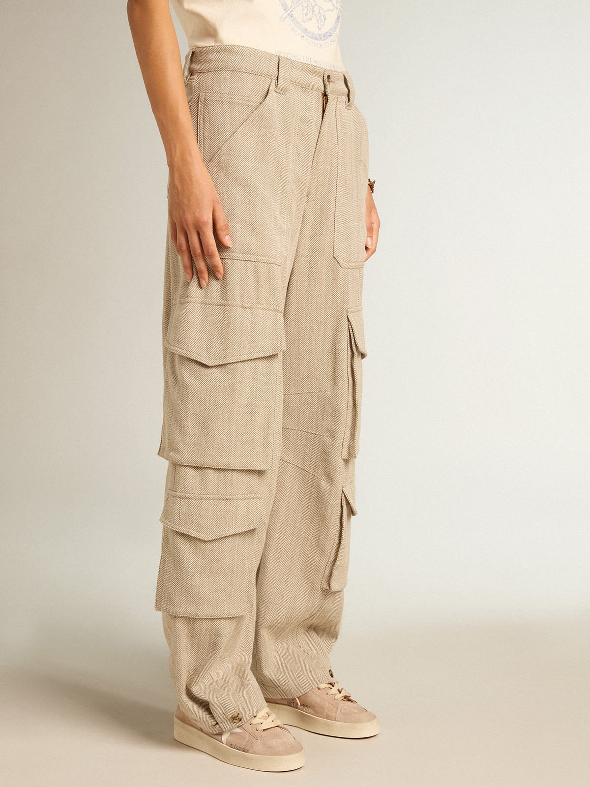 Women's dark olive-colored cotton cargo pants with a herringbone design - 2