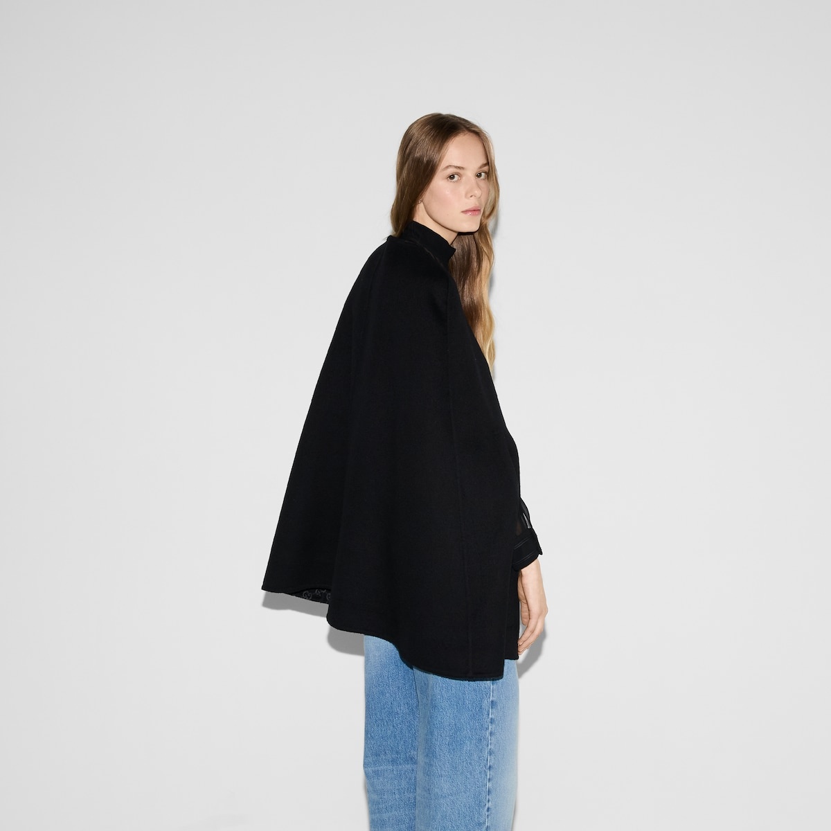 コート GUCCI Cape with Horsebit Horsebit wool and silk cape in black - Gucci | Mytheresa