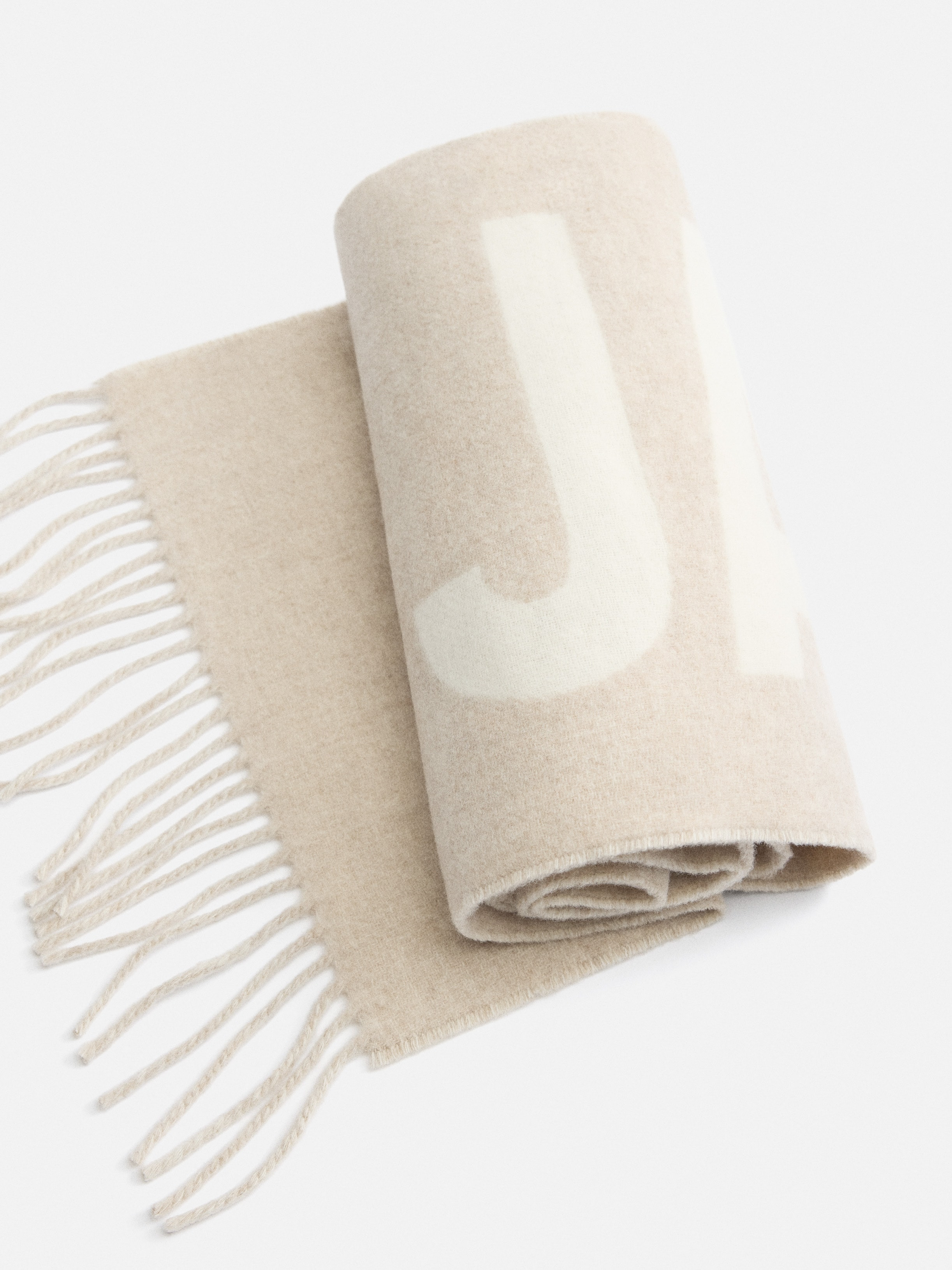 The Jacquemus scarf - 2