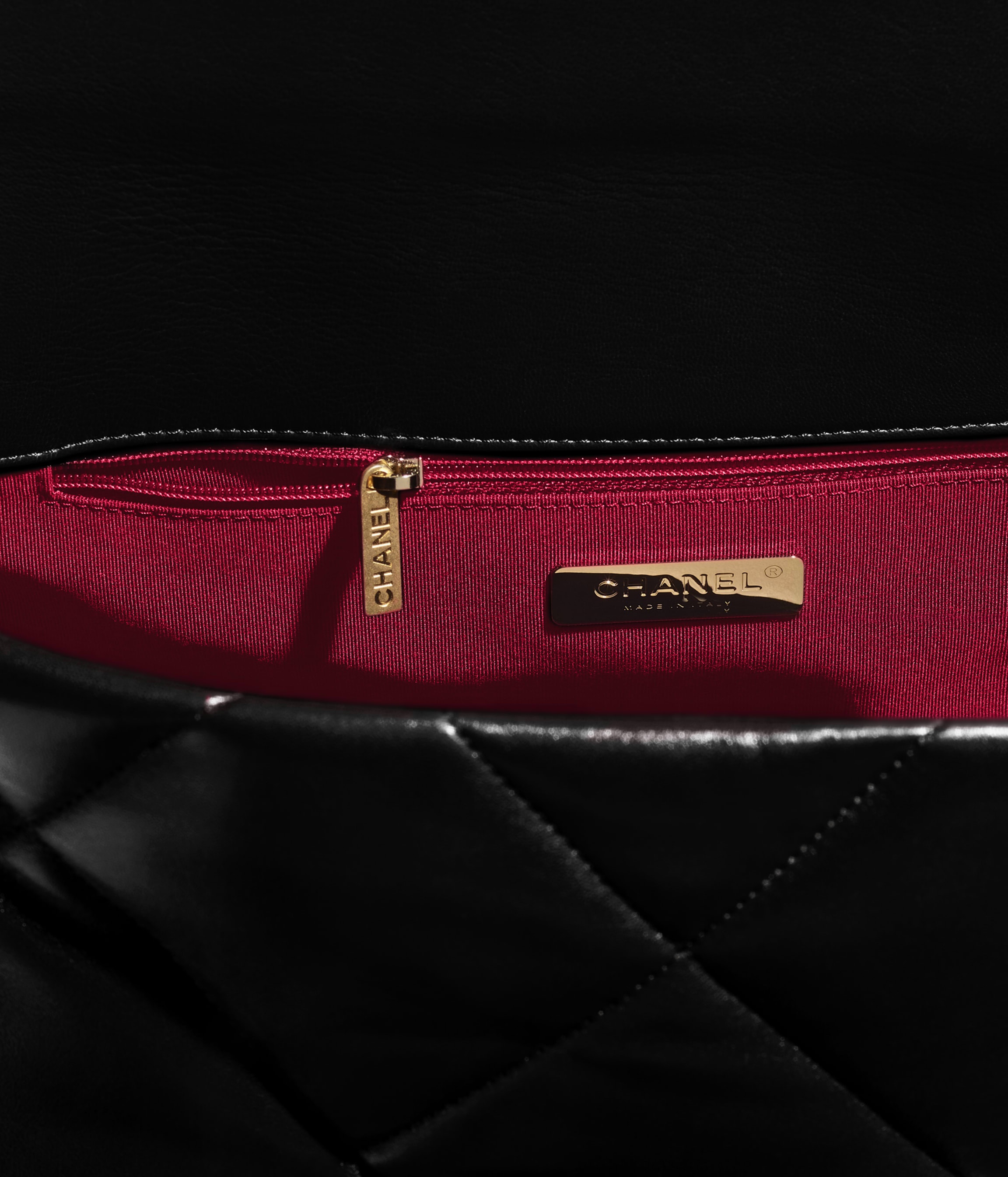 CHANEL 19 Maxi Handbag - 3