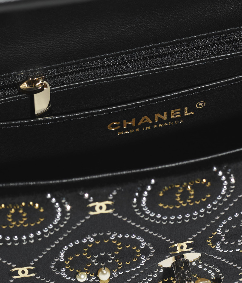 CHANEL Mini Flap Bag outlook