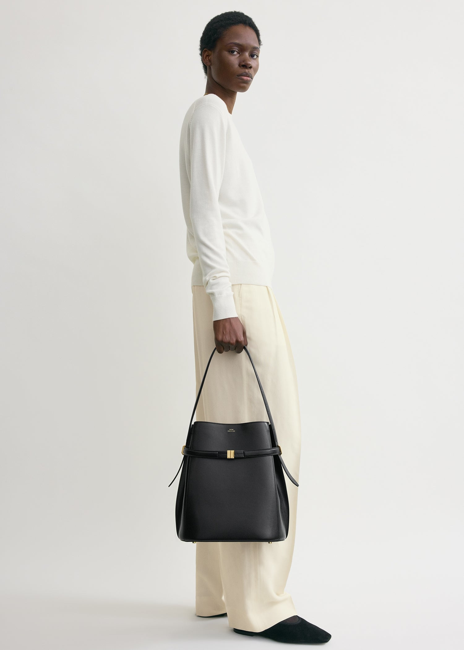 Belted leather bucket bag black - 2