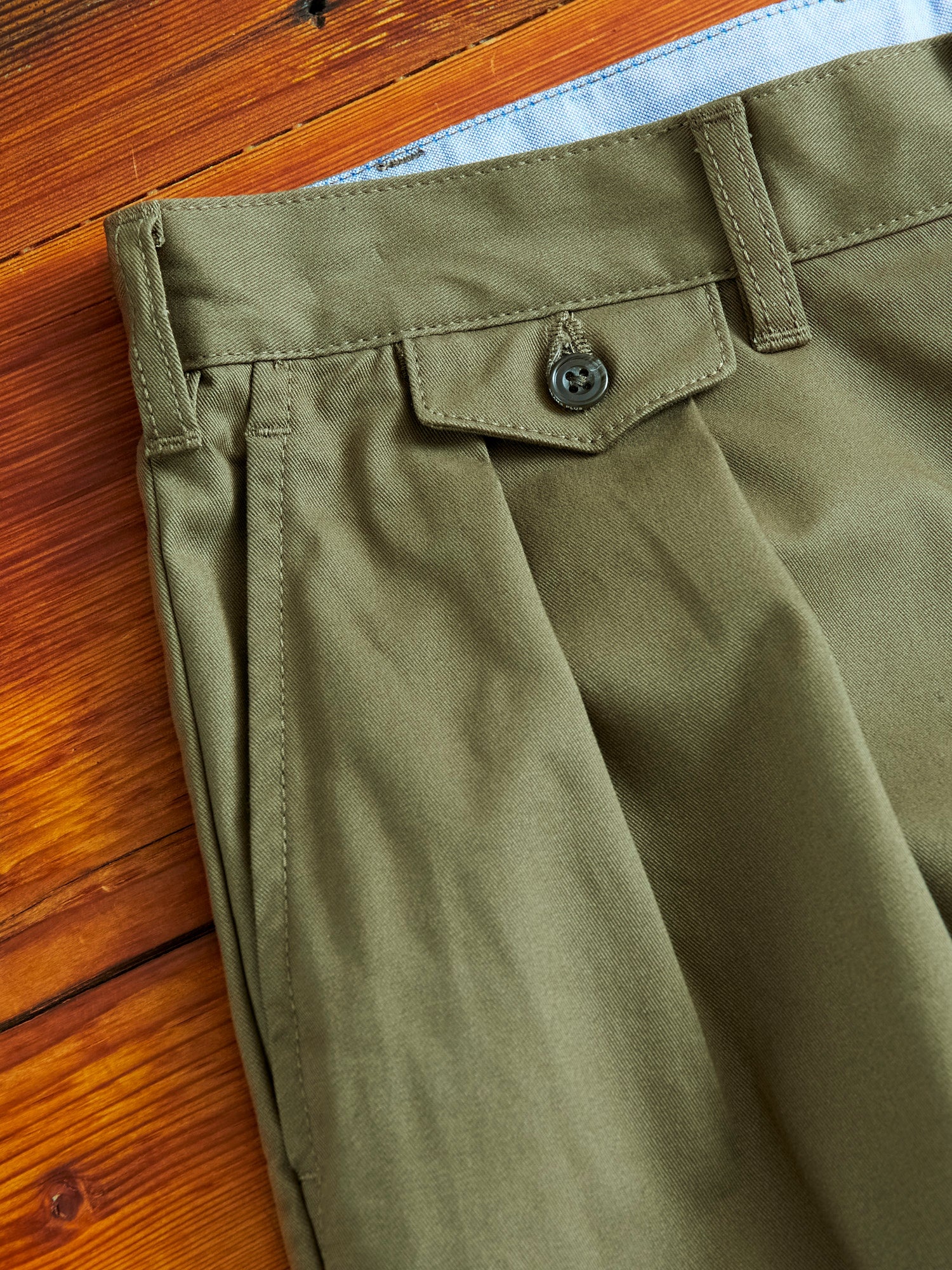 2-Pleat Twill Trousers in Olive - 4