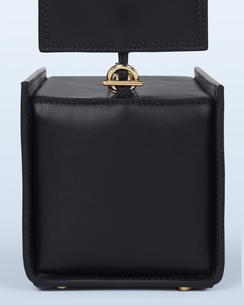 JACQUEMUS Le Rectangle outlook