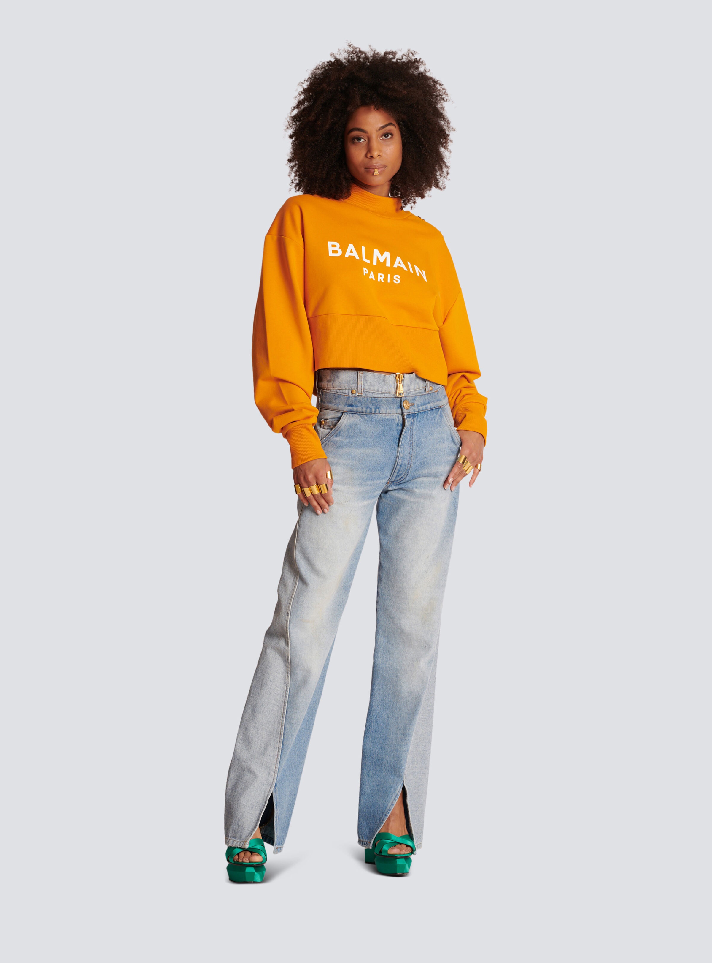 Eco-responsible cotton cropped sweatshirt with Balmain logo print - 2