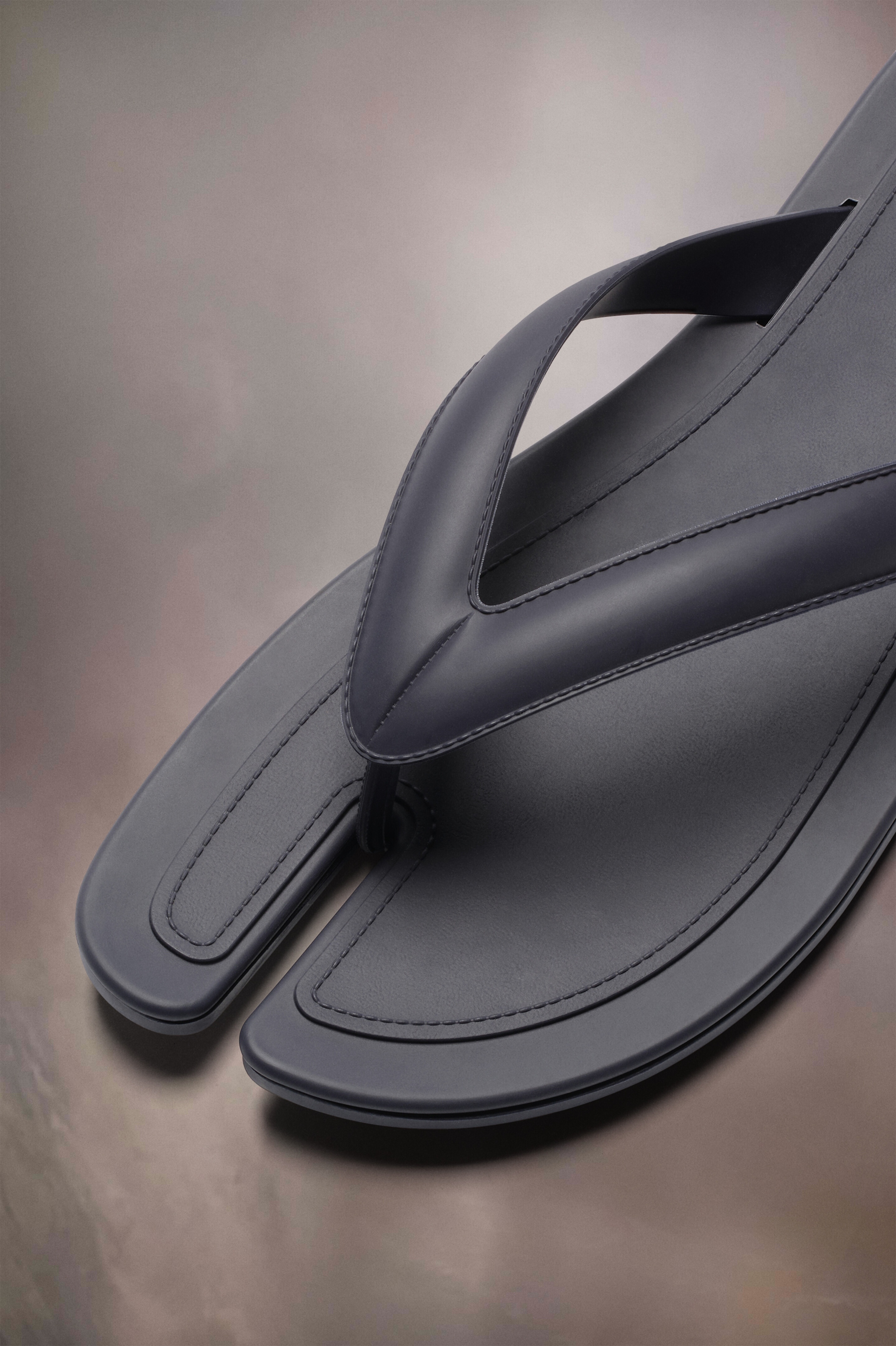【MODERNIF】Tabi flip flops Maison Margiela Tabi flip-flops | Black | FARFETCH