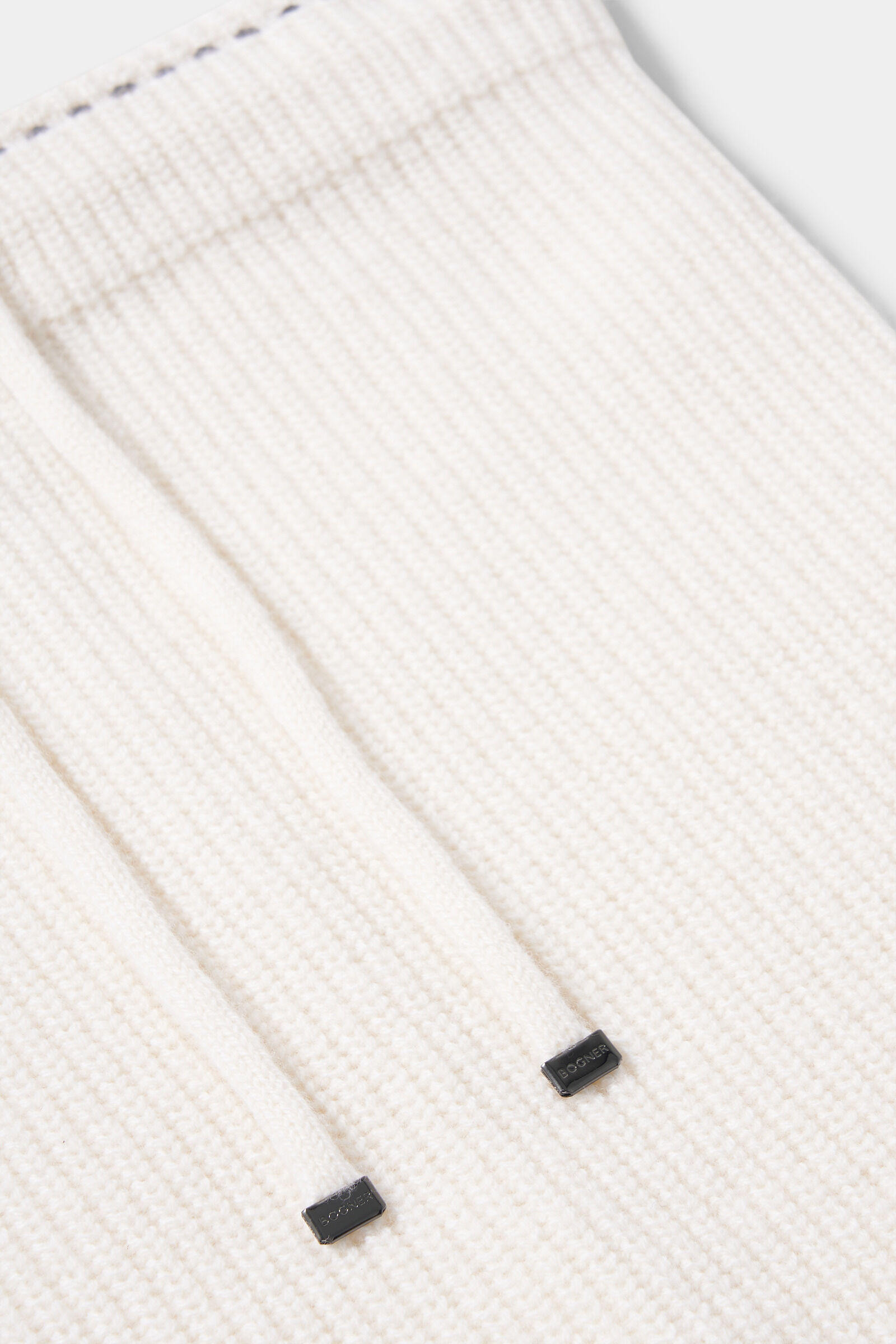 Merve loop scarf in Cream - 3